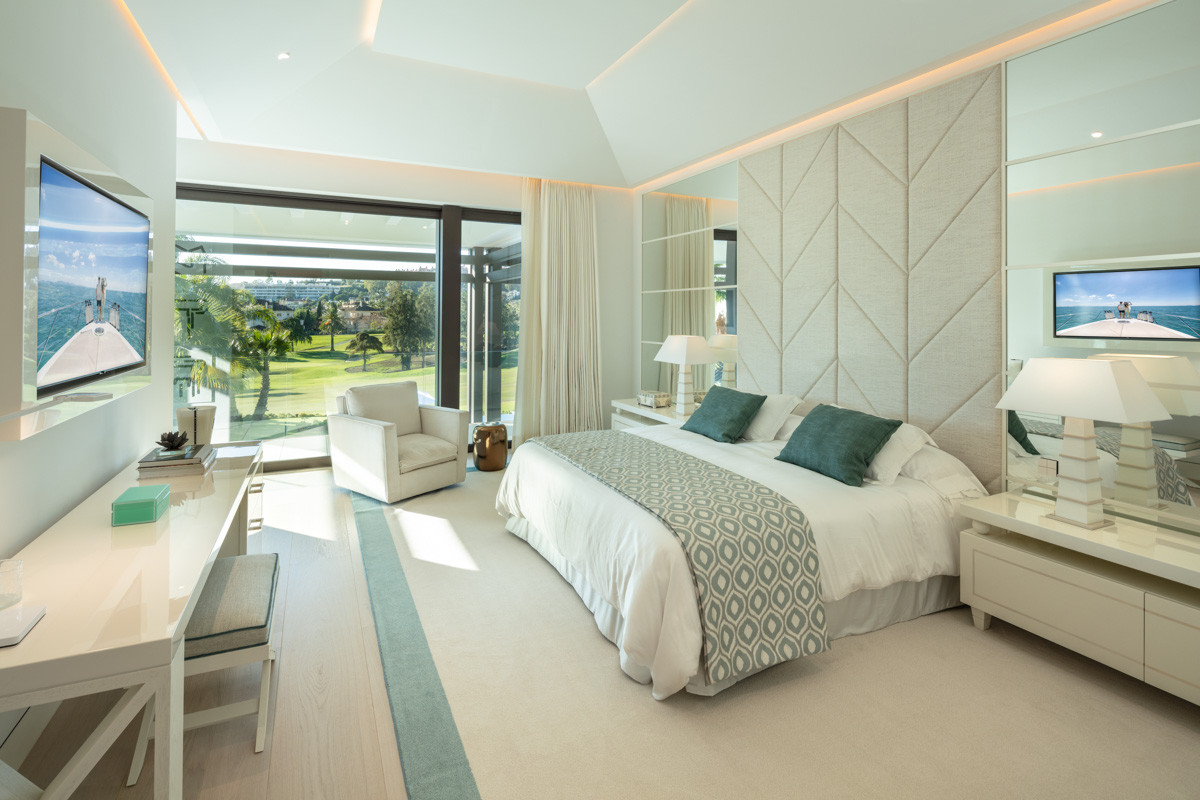 State-of-the-art eerstelijns golfvilla in La Cerquilla, Nueva Andalucía in Nueva Andalucia