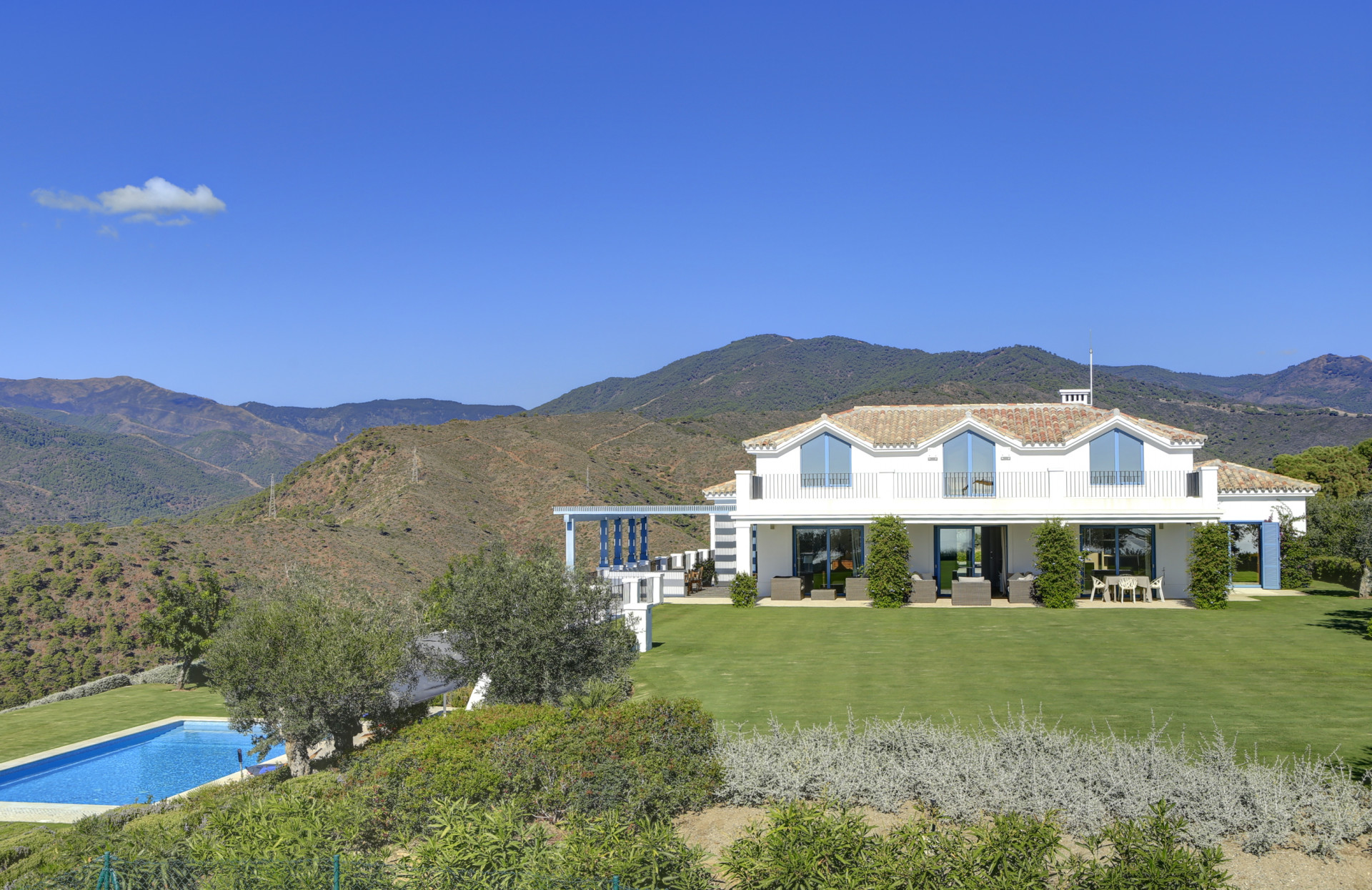 A truly luxurious 4 bedroom villa set on a double plot in Monte Mayor in Benahavis