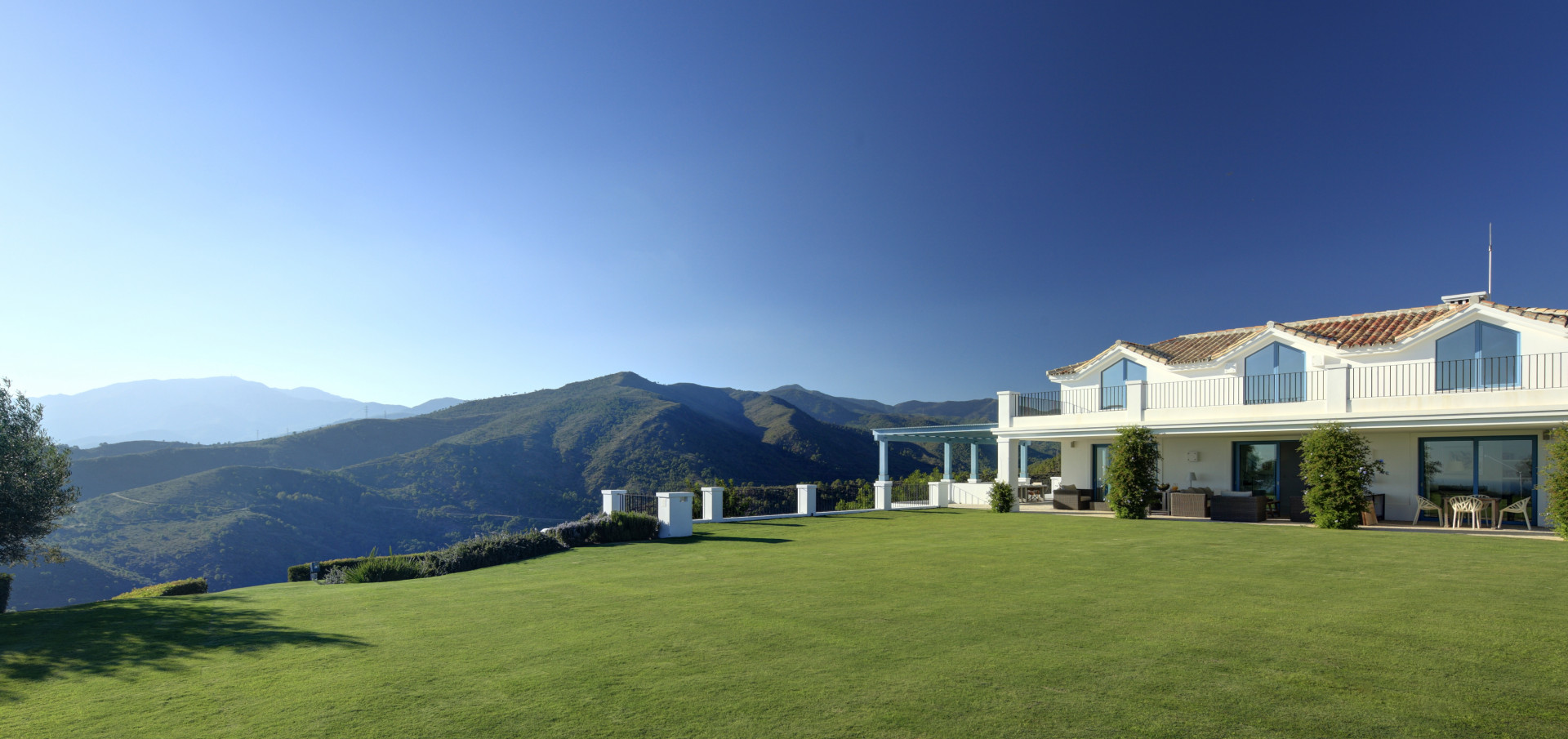 Een werkelijk luxueuze villa met 4 slaapkamers op een dubbele kavel in Monte Mayor in Benahavis