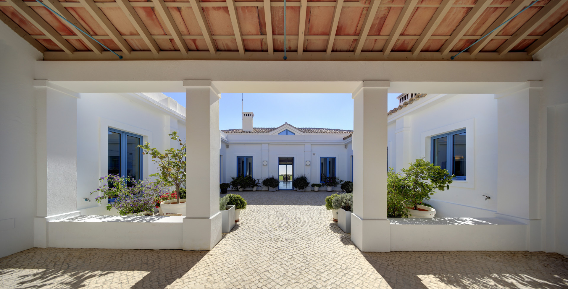 Een werkelijk luxueuze villa met 4 slaapkamers op een dubbele kavel in Monte Mayor in Benahavis