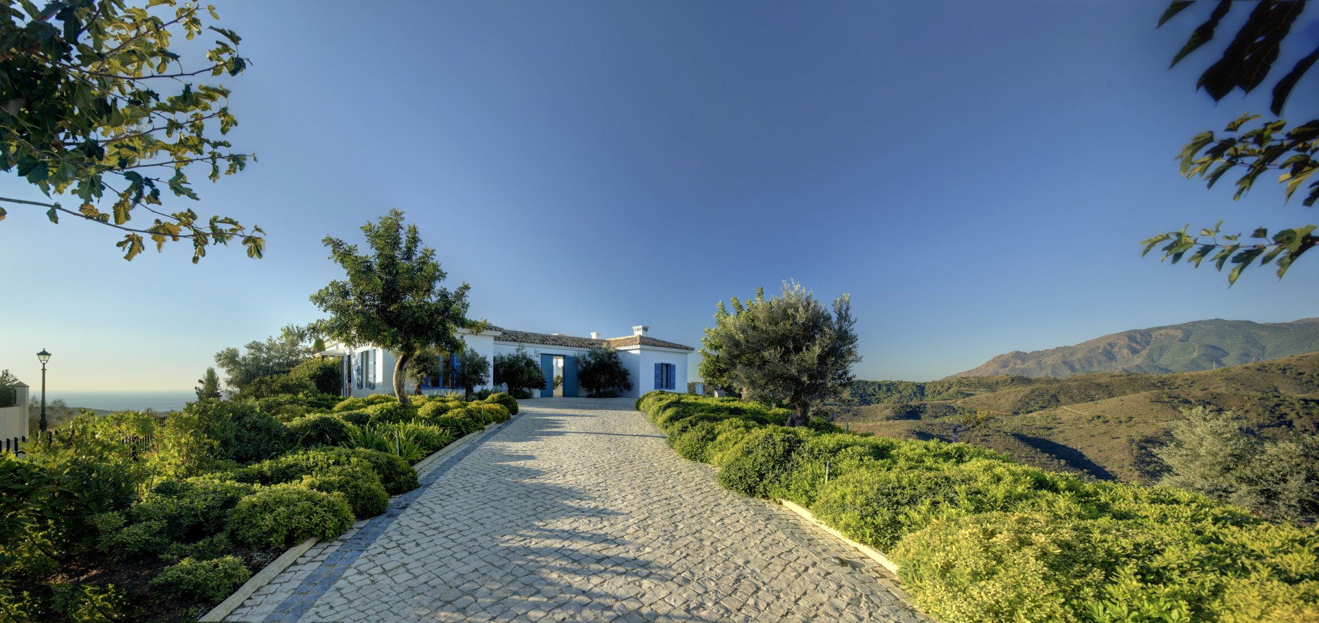 Una villa de lujo de 4 dormitorios en una parcela doble en Monte Mayor en Benahavis