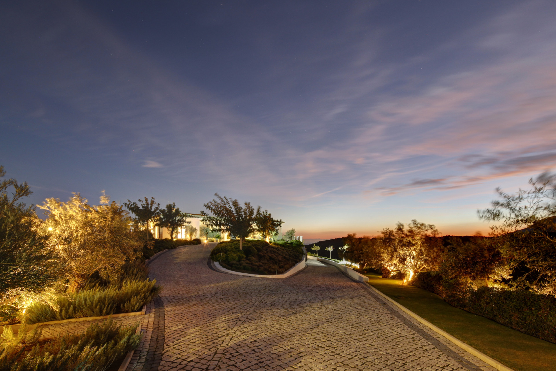 A truly luxurious 4 bedroom villa set on a double plot in Monte Mayor in Benahavis