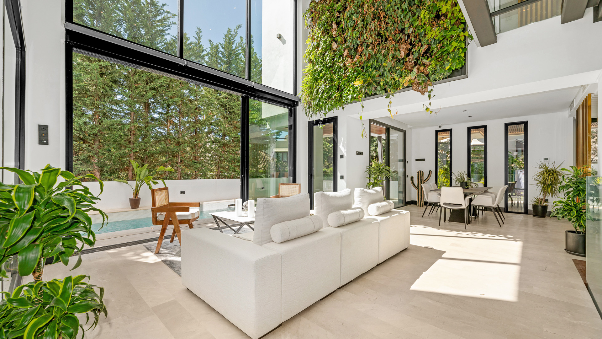 Villa moderne en bord de mer dans un endroit idyllique sur le Golden Mile à Marbella Golden Mile