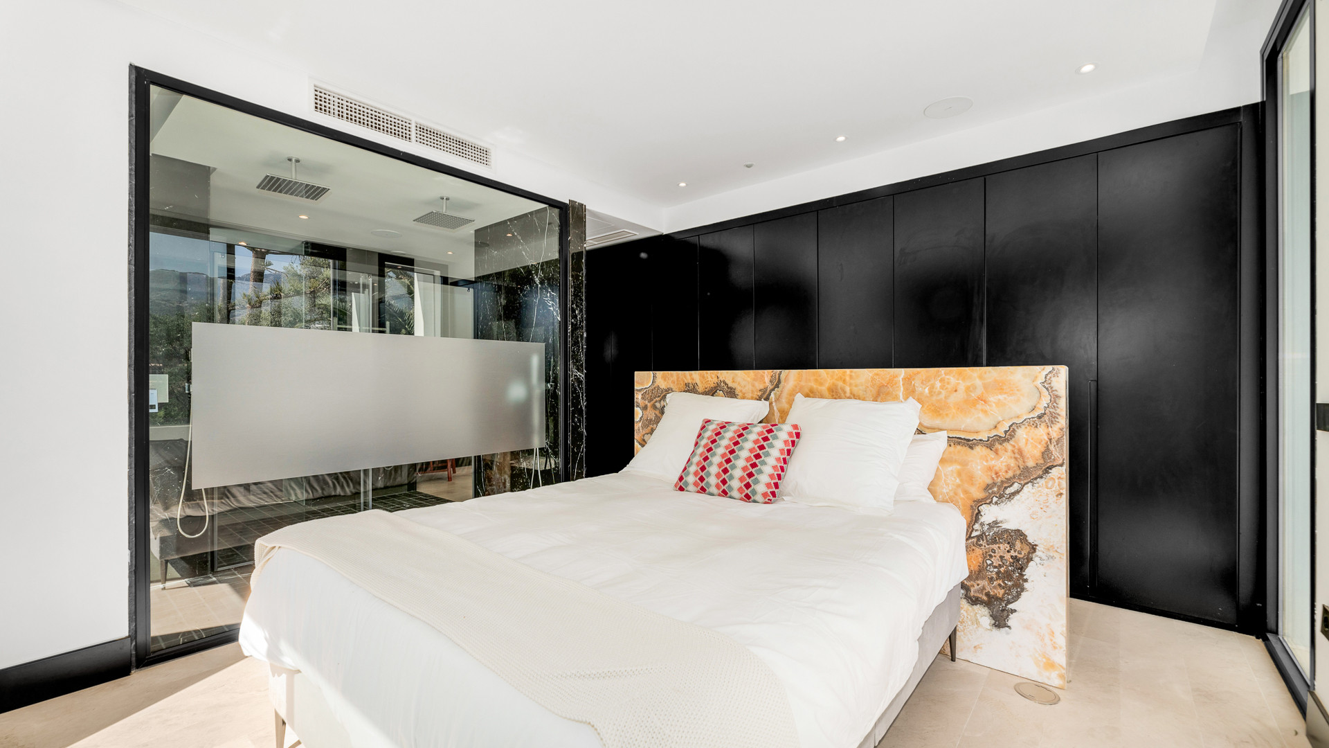 Villa moderne en bord de mer dans un endroit idyllique sur le Golden Mile à Marbella Golden Mile
