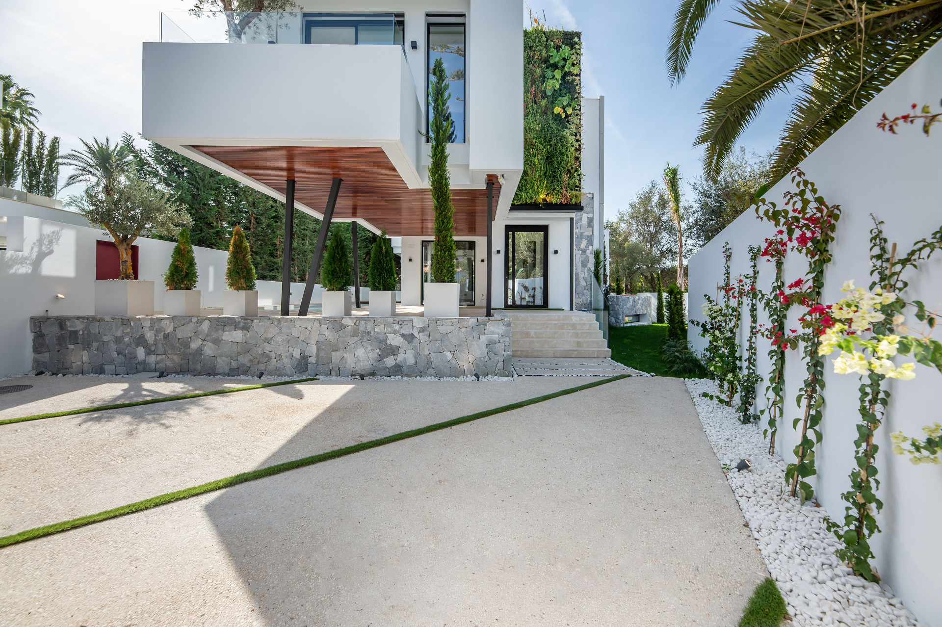 Modern beachside villa in an idyllic location on the Golden Mile in Marbella Golden Mile