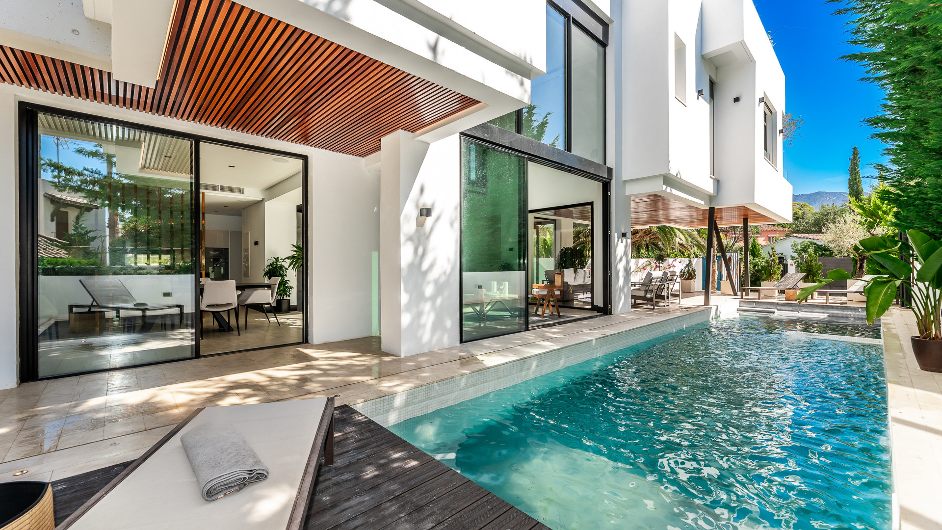 Villa moderne en bord de mer dans un endroit idyllique sur le Golden Mile à Marbella Golden Mile