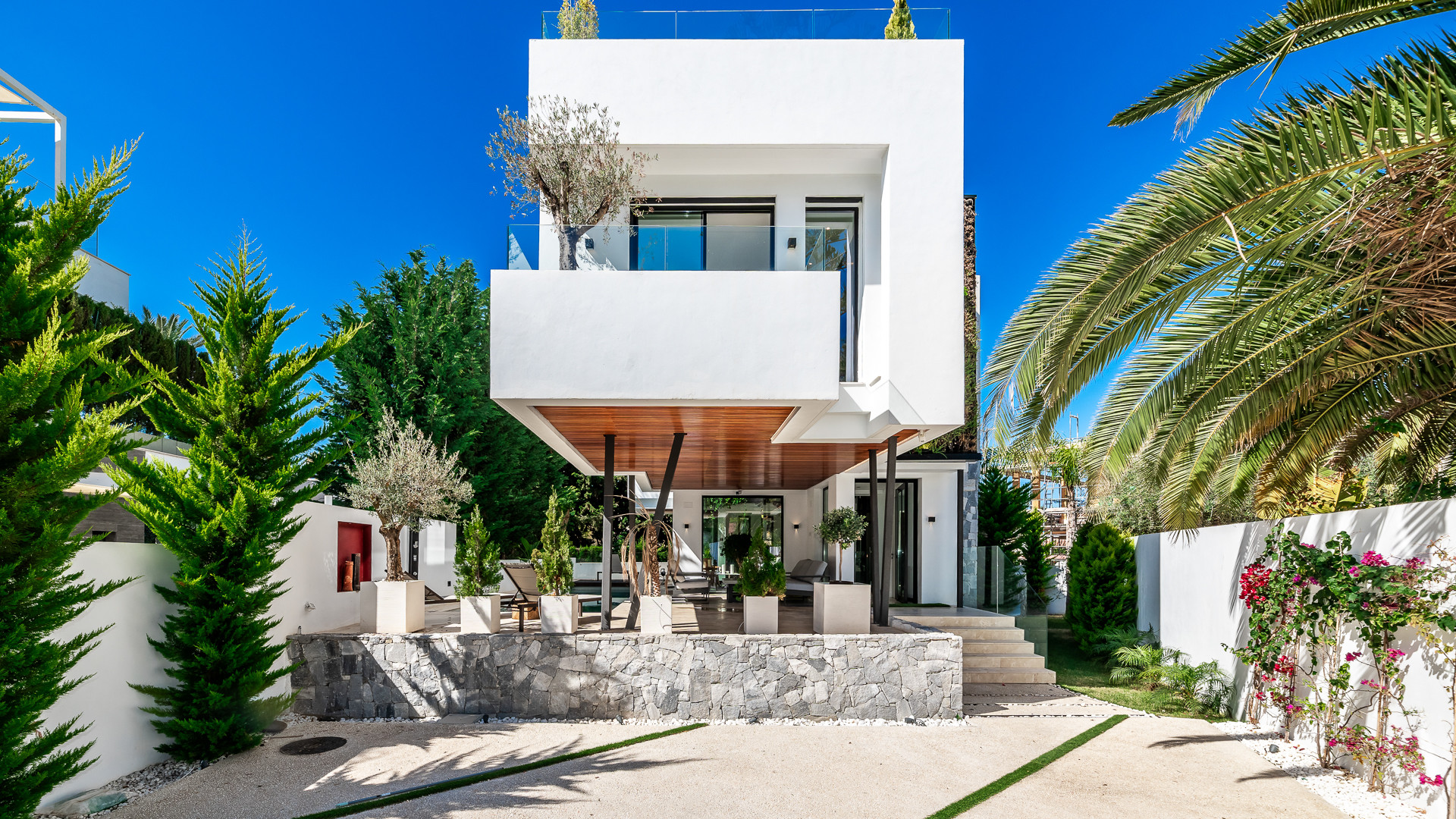 Villa moderne en bord de mer dans un endroit idyllique sur le Golden Mile à Marbella Golden Mile