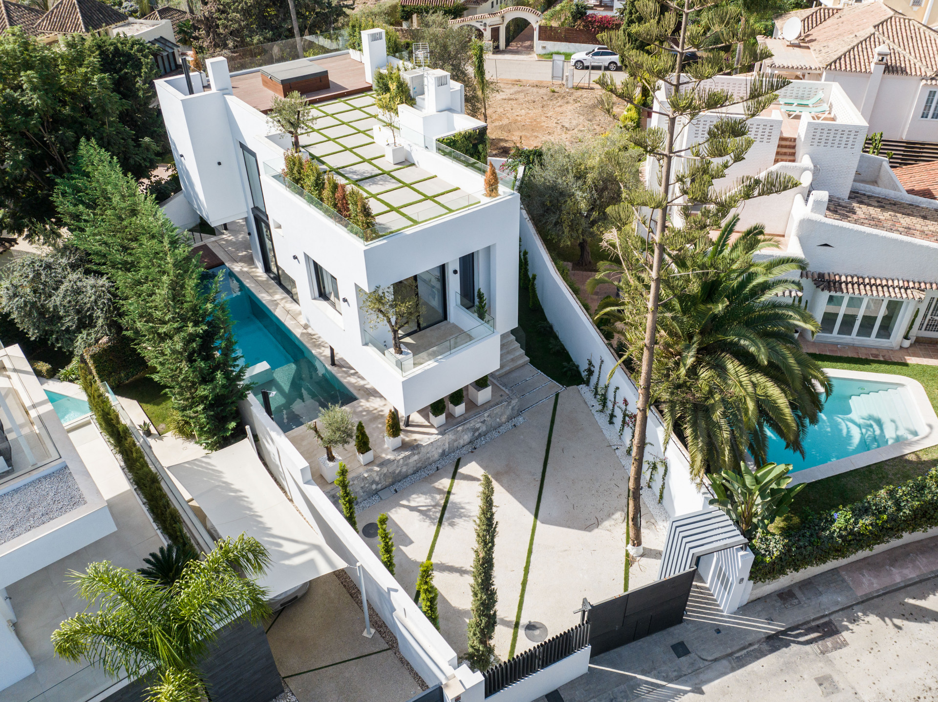 Modern beachside villa in an idyllic location on the Golden Mile in Marbella Golden Mile