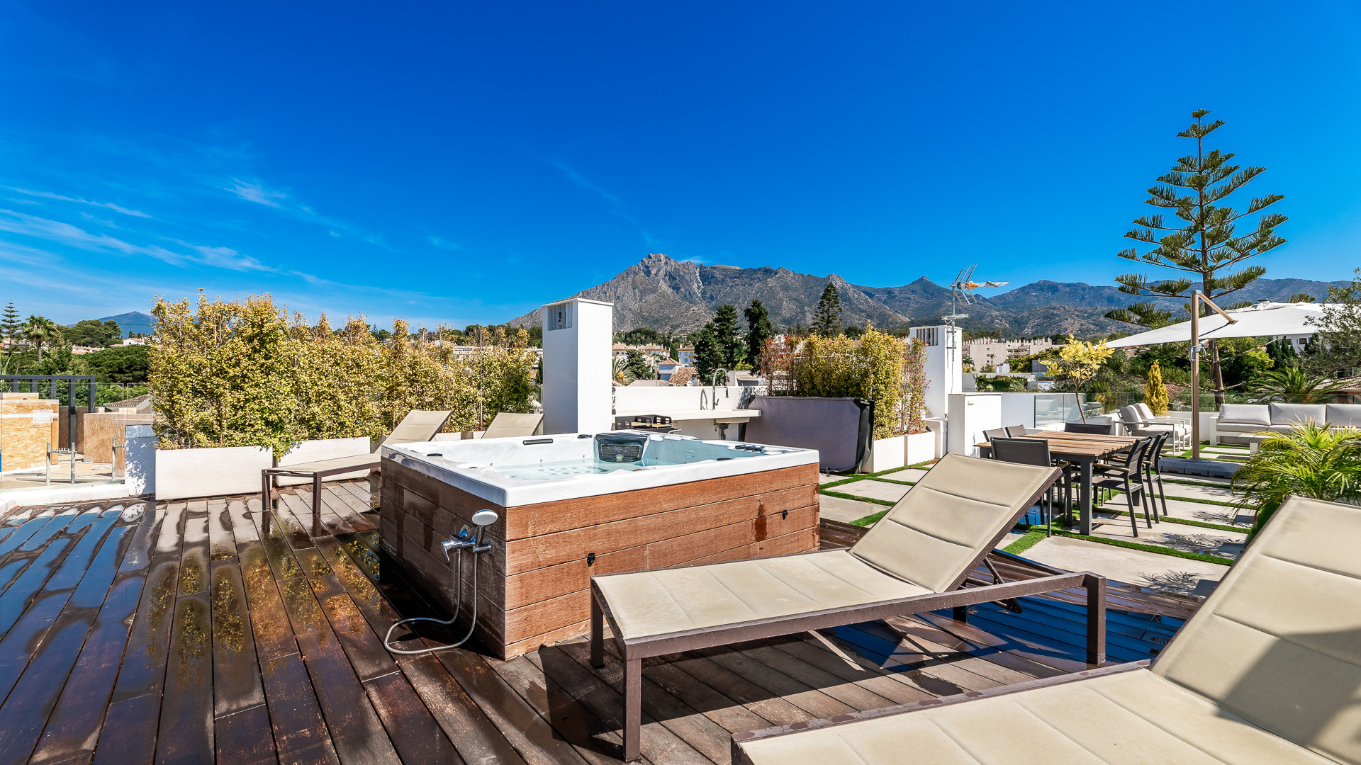 Villa moderne en bord de mer dans un endroit idyllique sur le Golden Mile à Marbella Golden Mile