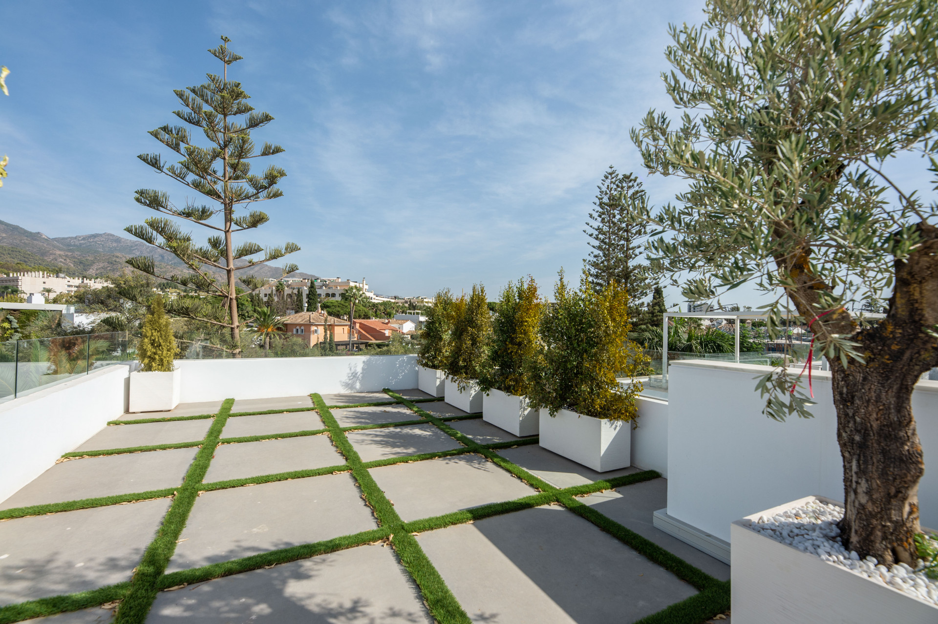 Modern beachside villa in an idyllic location on the Golden Mile in Marbella Golden Mile