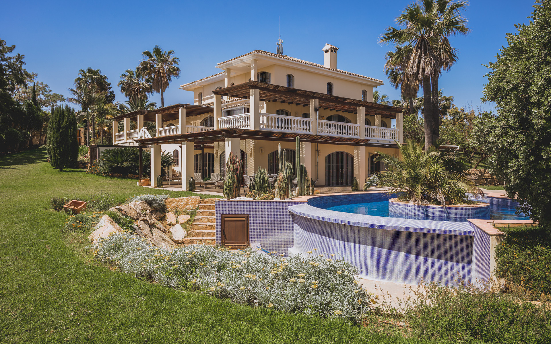 Private family villa set on an extensive plot in Estepona