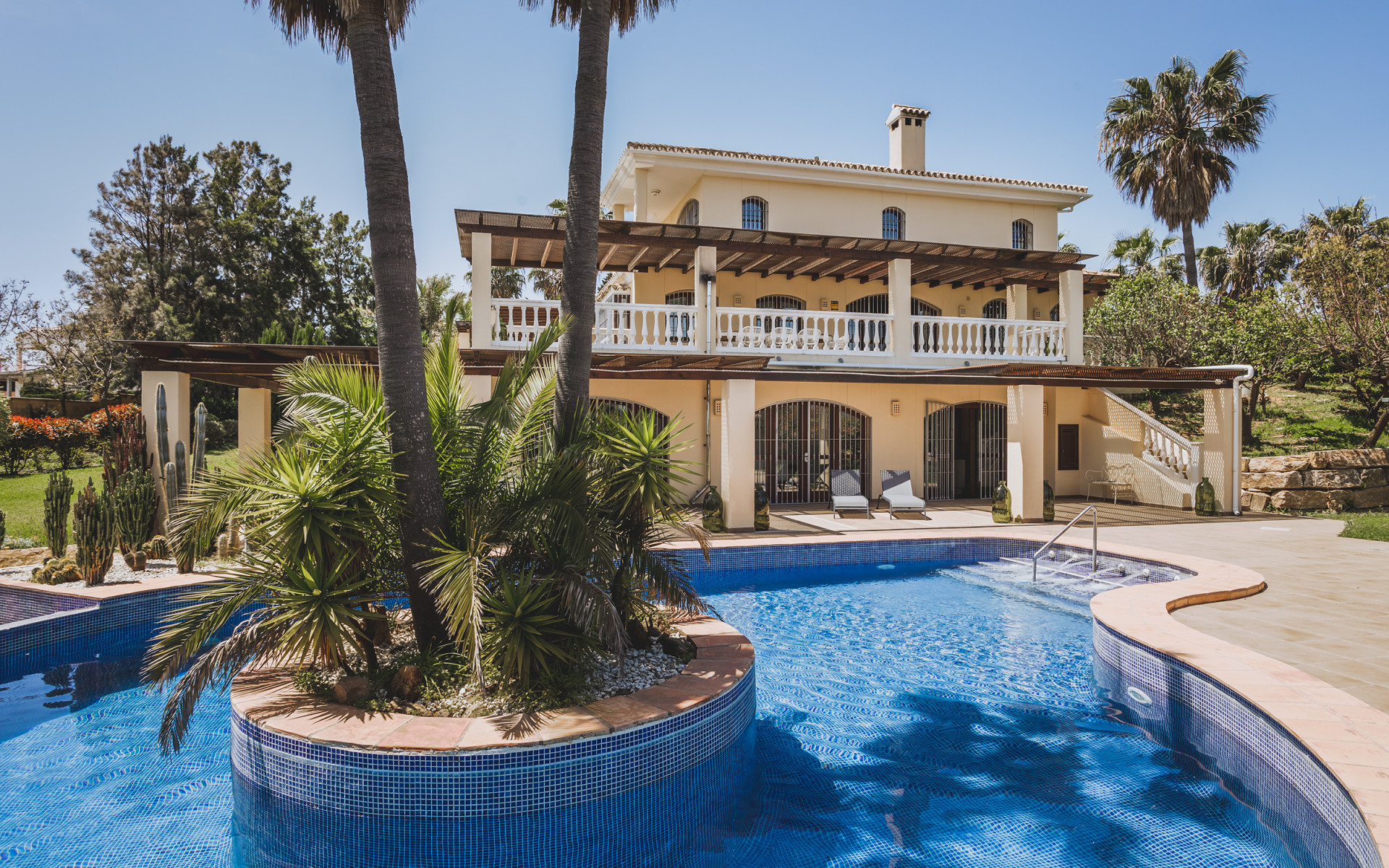 Private family villa set on an extensive plot in Estepona