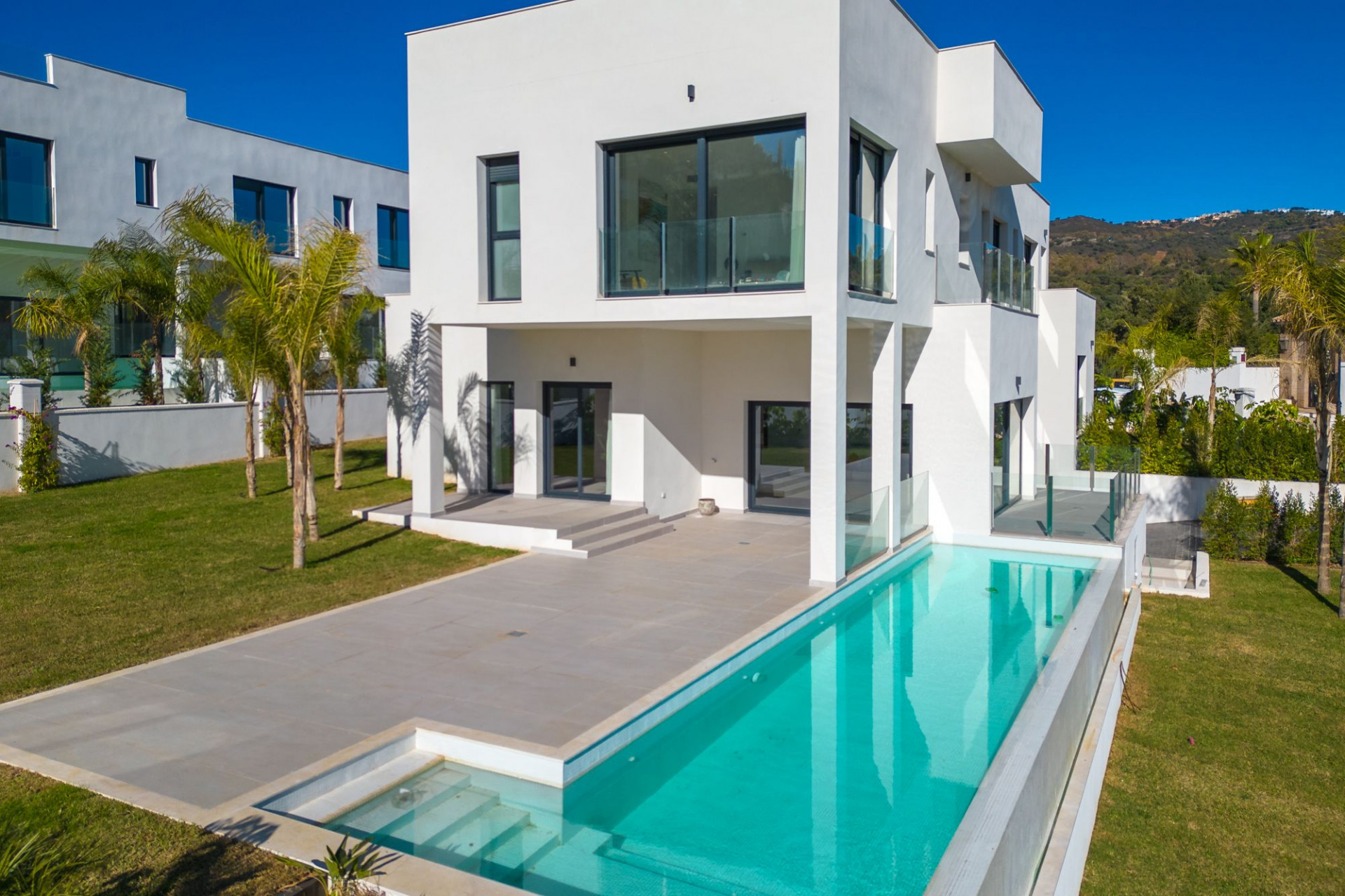 Off-plan villa in een luxe project van slechts 5 villa's in Oost-Marbella in Marbella Este