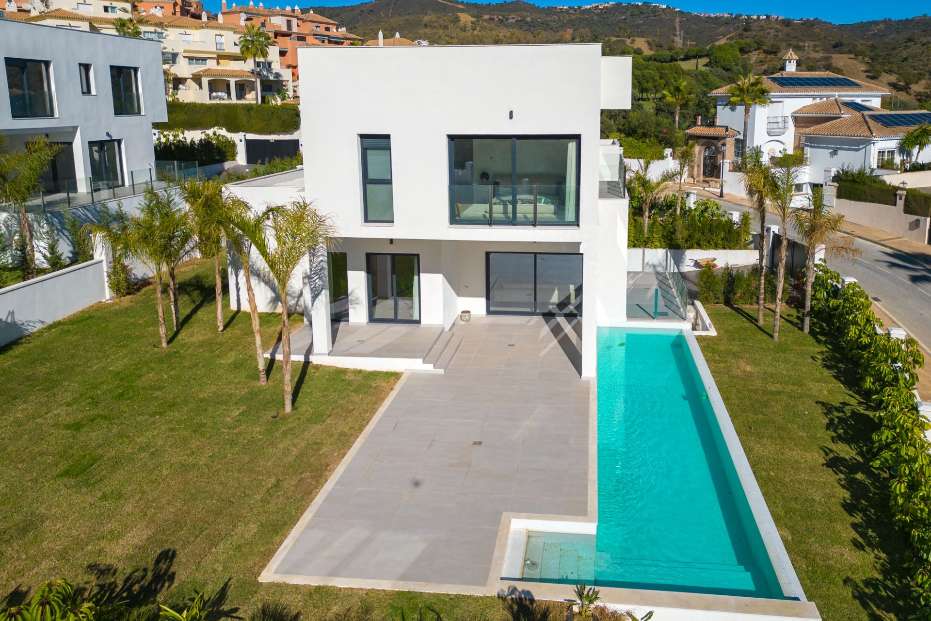 Off-plan villa in een luxe project van slechts 5 villa's in Oost-Marbella in Marbella Este