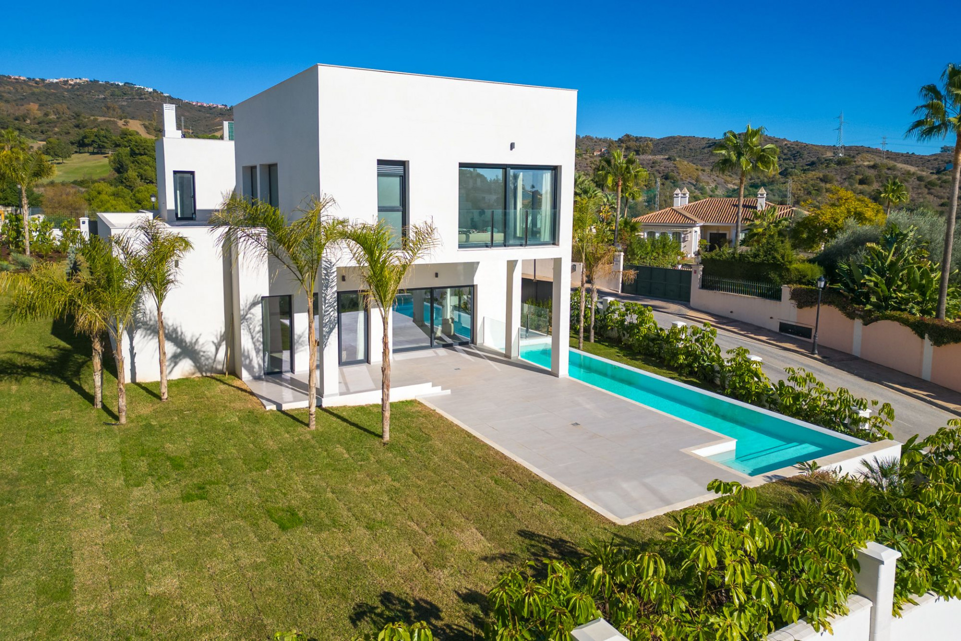 Off-plan villa in een luxe project van slechts 5 villa's in Oost-Marbella in Marbella Este