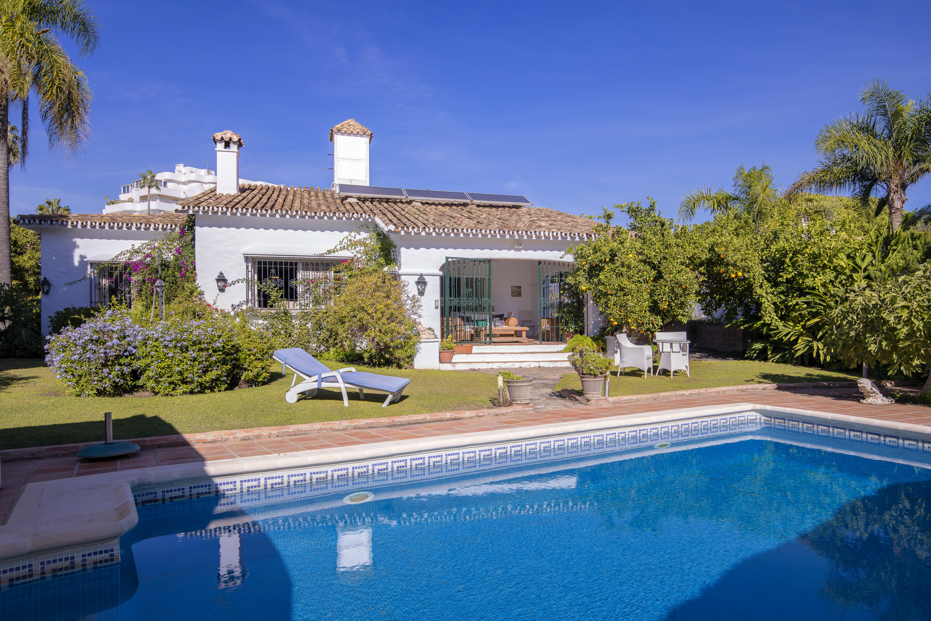 Villa de estilo cortijo con 4 dormitorios en la prestigiosa Guadalmina Alta. en San Pedro de Alcantara