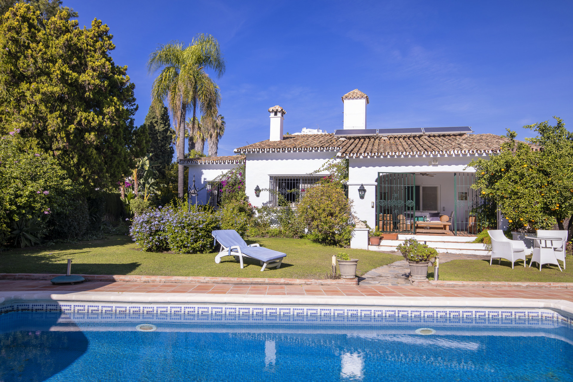 Villa de estilo cortijo con 4 dormitorios en la prestigiosa Guadalmina Alta. en San Pedro de Alcantara