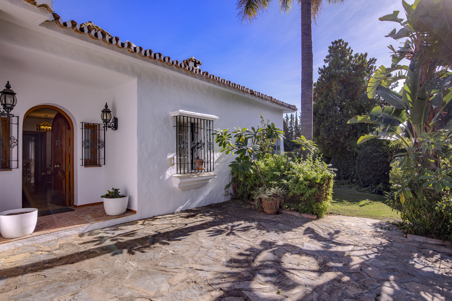 Villa de estilo cortijo con 4 dormitorios en la prestigiosa Guadalmina Alta. en San Pedro de Alcantara