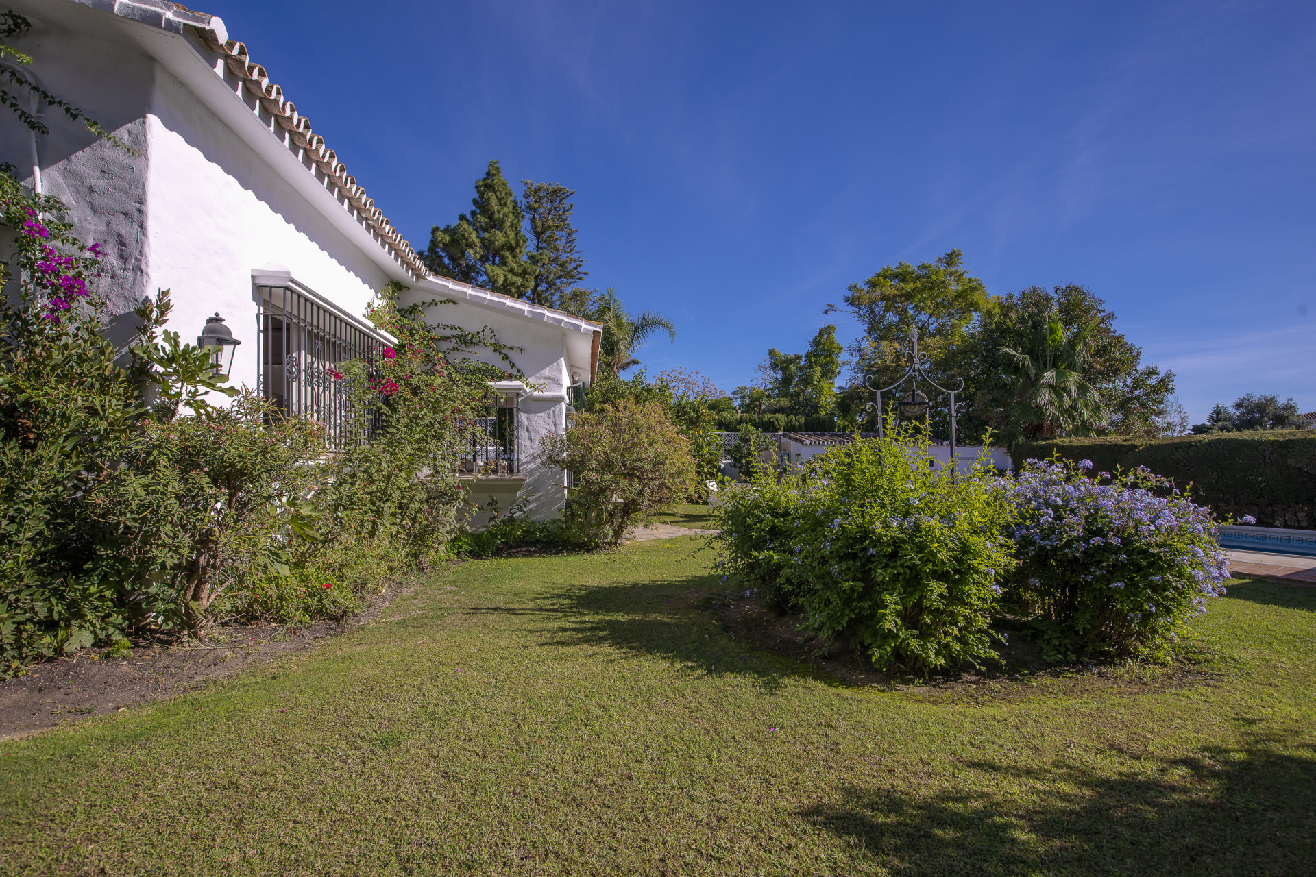 Prachtige villa in cortijostijl met 4 slaapkamers in het prestigieuze Guadalmina Alta. in San Pedro de Alcantara