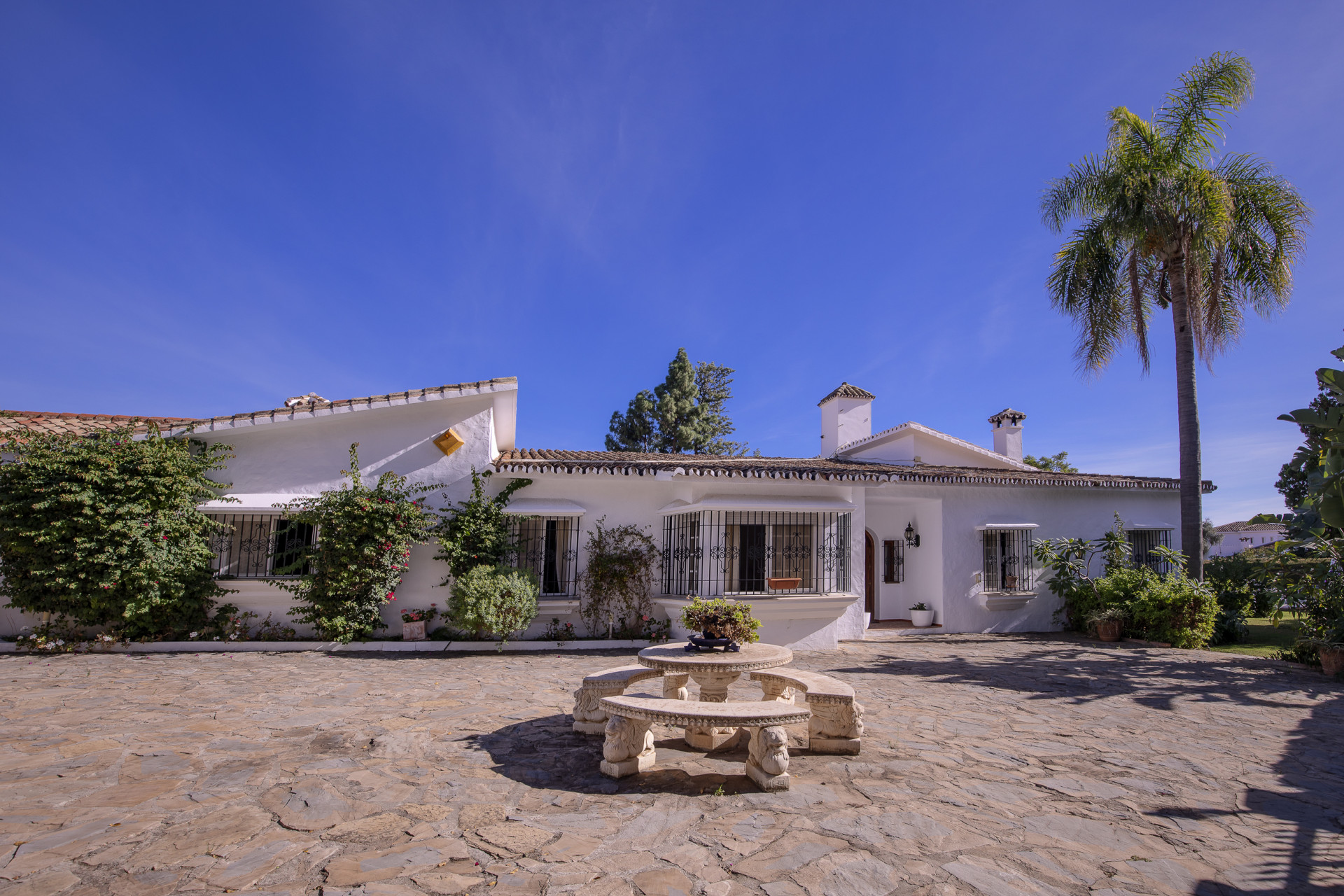 Prachtige villa in cortijostijl met 4 slaapkamers in het prestigieuze Guadalmina Alta. in San Pedro de Alcantara