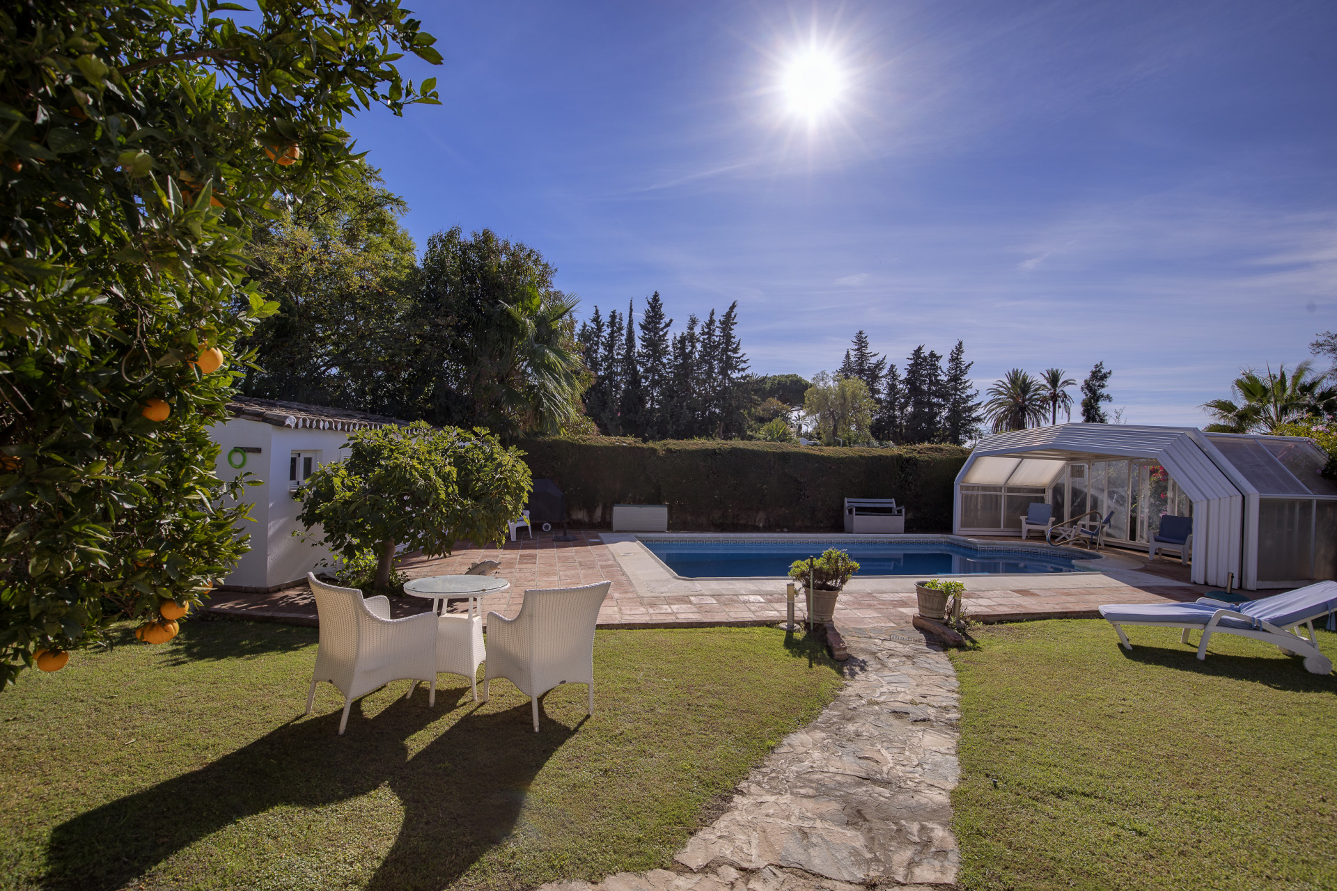 Prachtige villa in cortijostijl met 4 slaapkamers in het prestigieuze Guadalmina Alta. in San Pedro de Alcantara