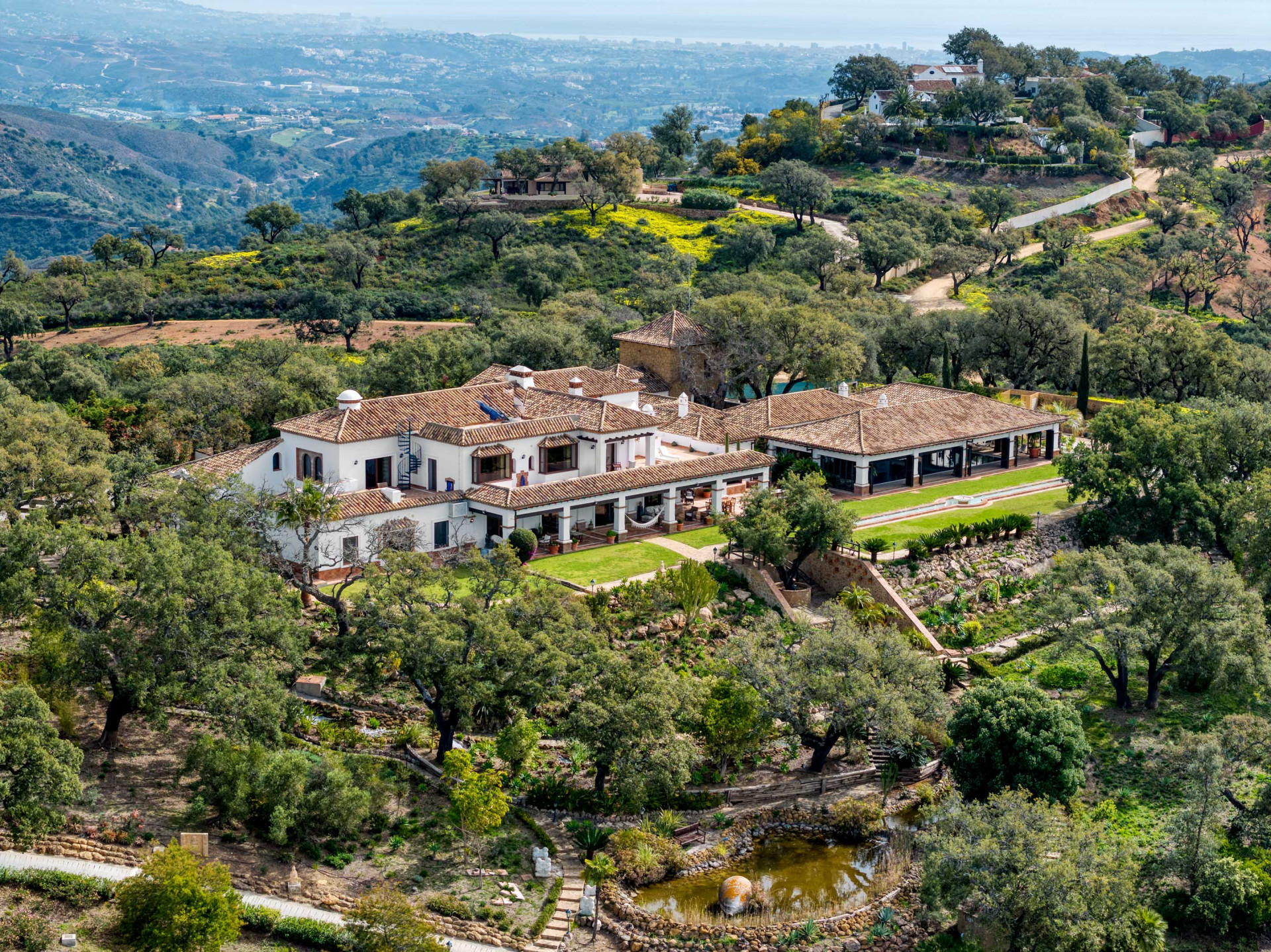 Impresionante finca con vistas al mar en La Mairena en Marbella Este