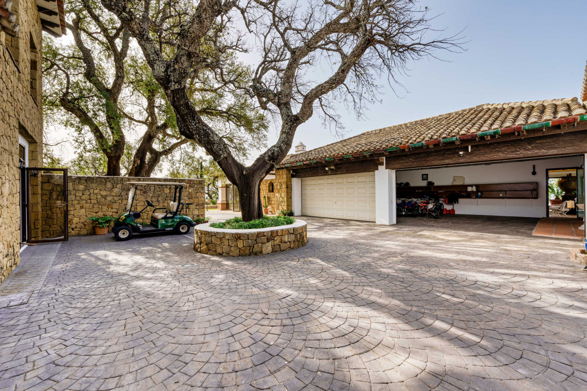 Impresionante finca con vistas al mar en La Mairena en Marbella Este