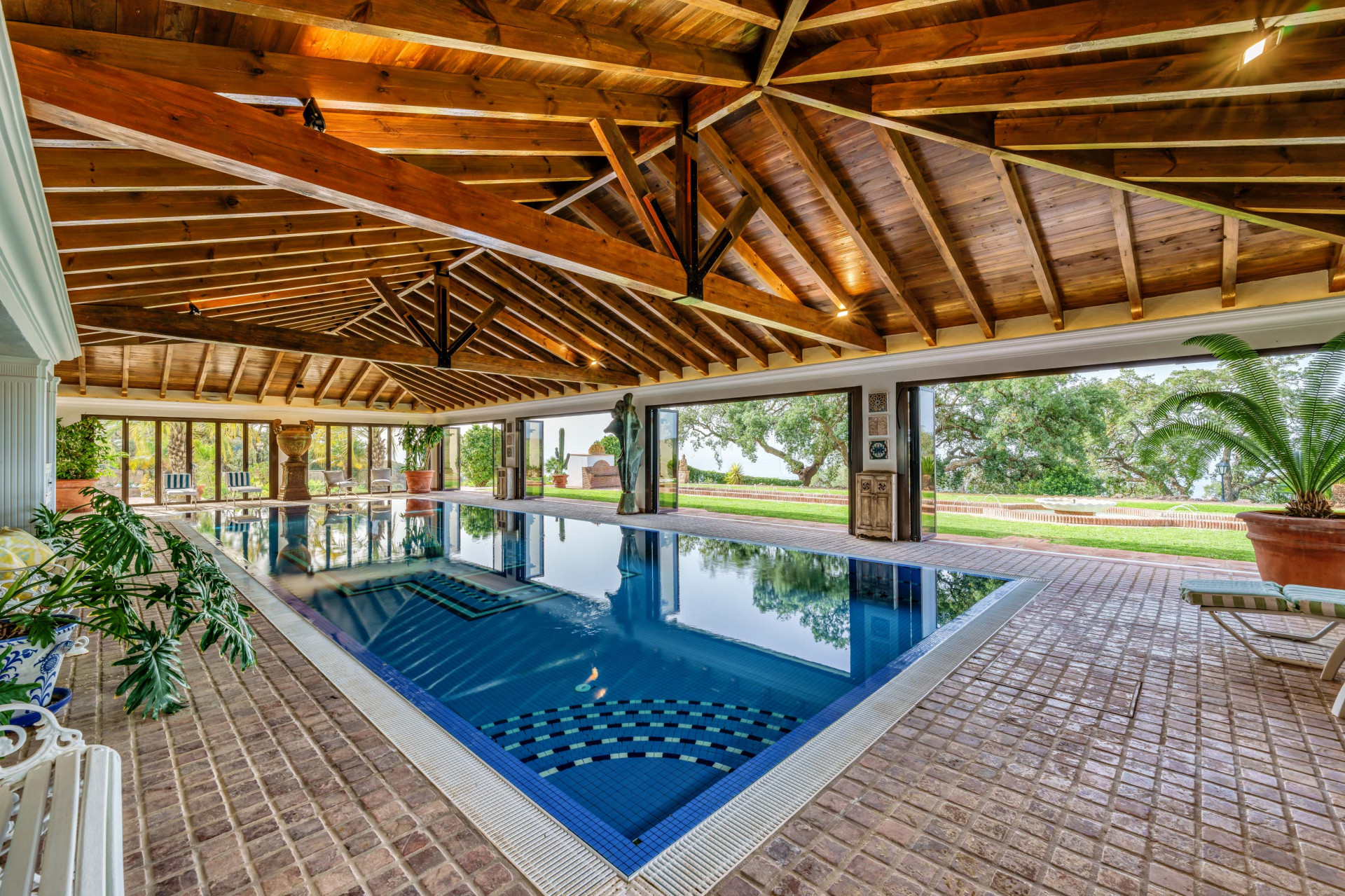 Impresionante finca con vistas al mar en La Mairena en Marbella Este