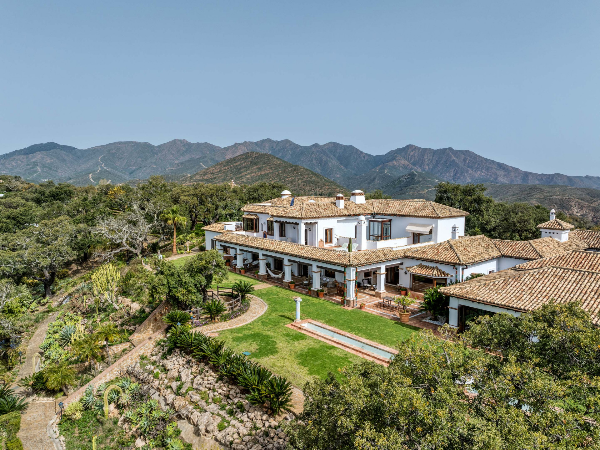 Impresionante finca con vistas al mar en La Mairena en Marbella Este