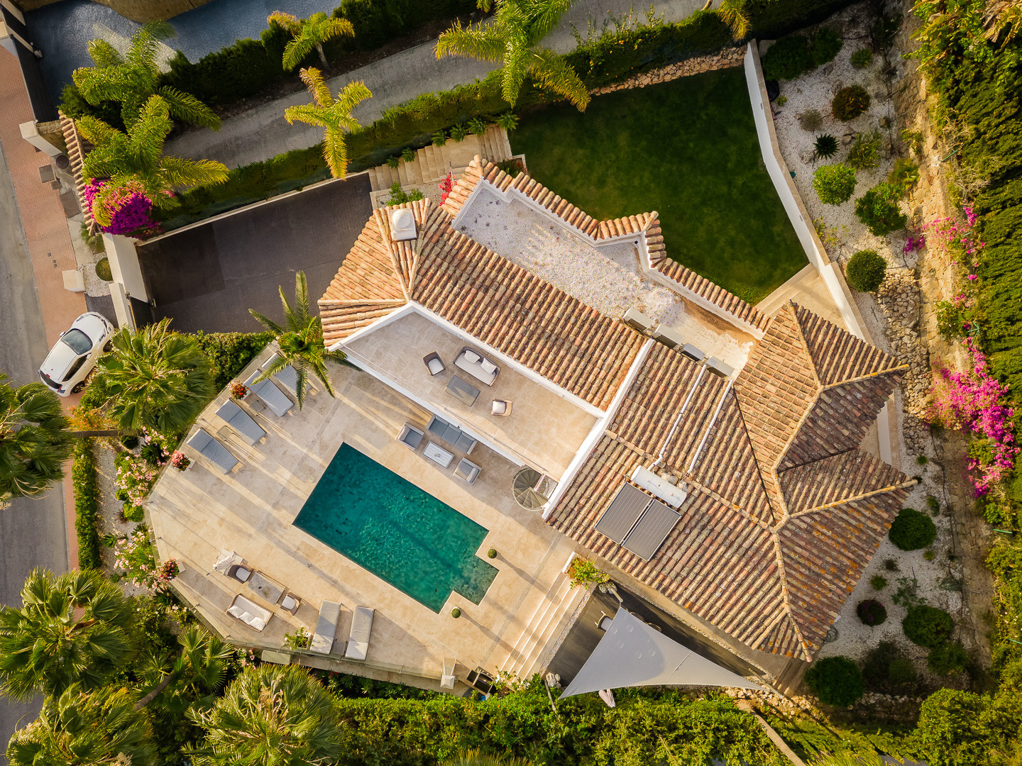 Fully renovated villa set on an elevated plot with golf views in Los Naranjos in Nueva Andalucia