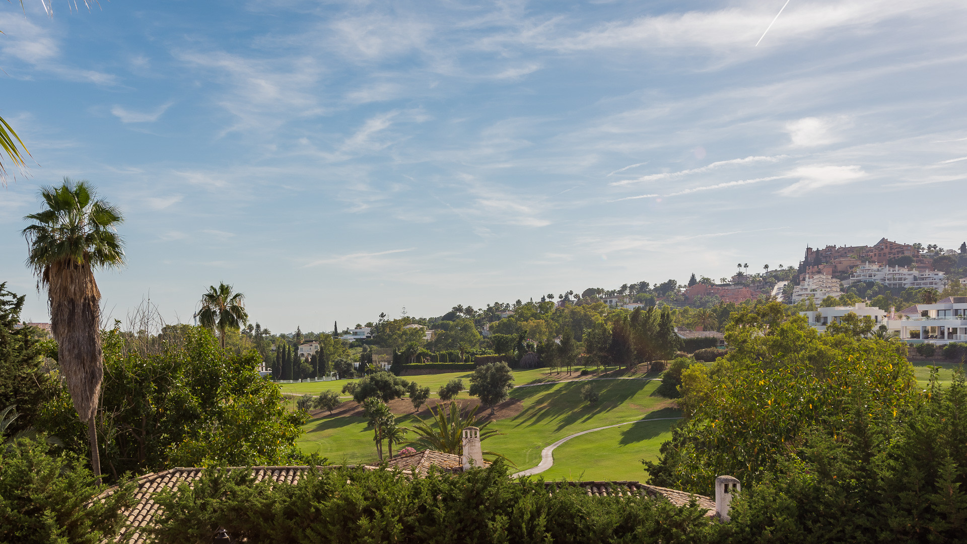 Fully renovated villa set on an elevated plot with golf views in Los Naranjos in Nueva Andalucia