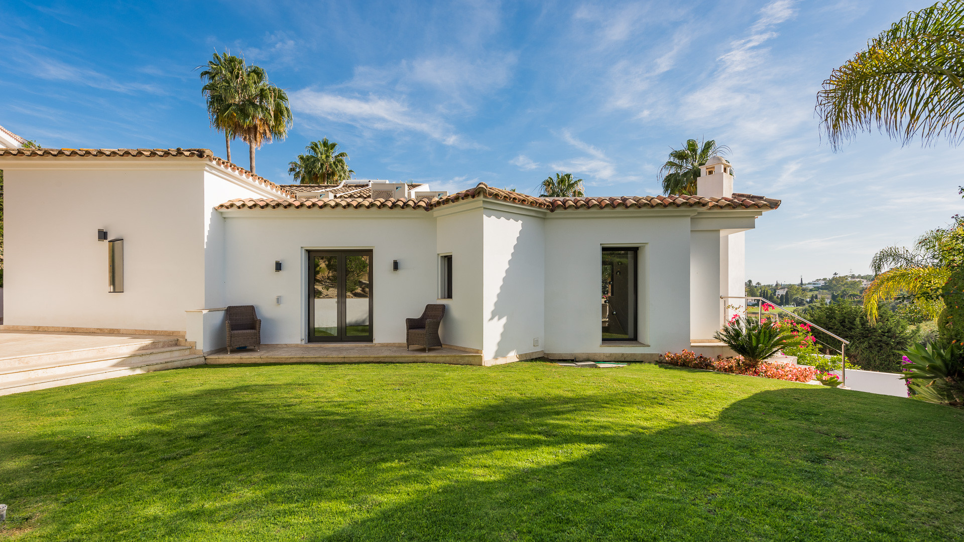 Fully renovated villa set on an elevated plot with golf views in Los Naranjos in Nueva Andalucia