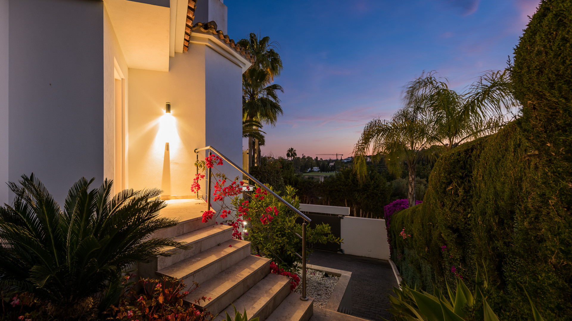 Fully renovated villa set on an elevated plot with golf views in Los Naranjos in Nueva Andalucia