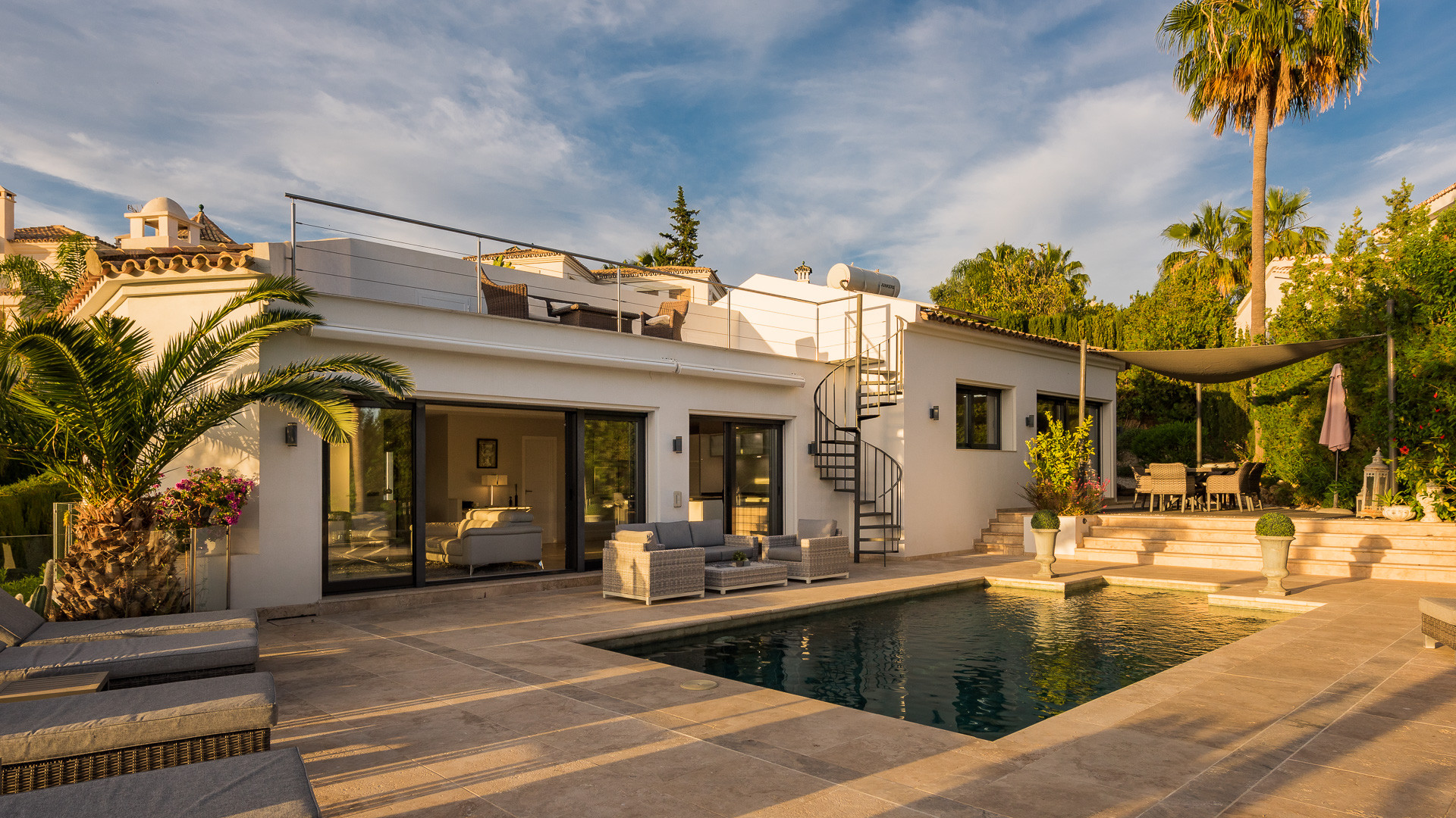 Fully renovated villa set on an elevated plot with golf views in Los Naranjos in Nueva Andalucia