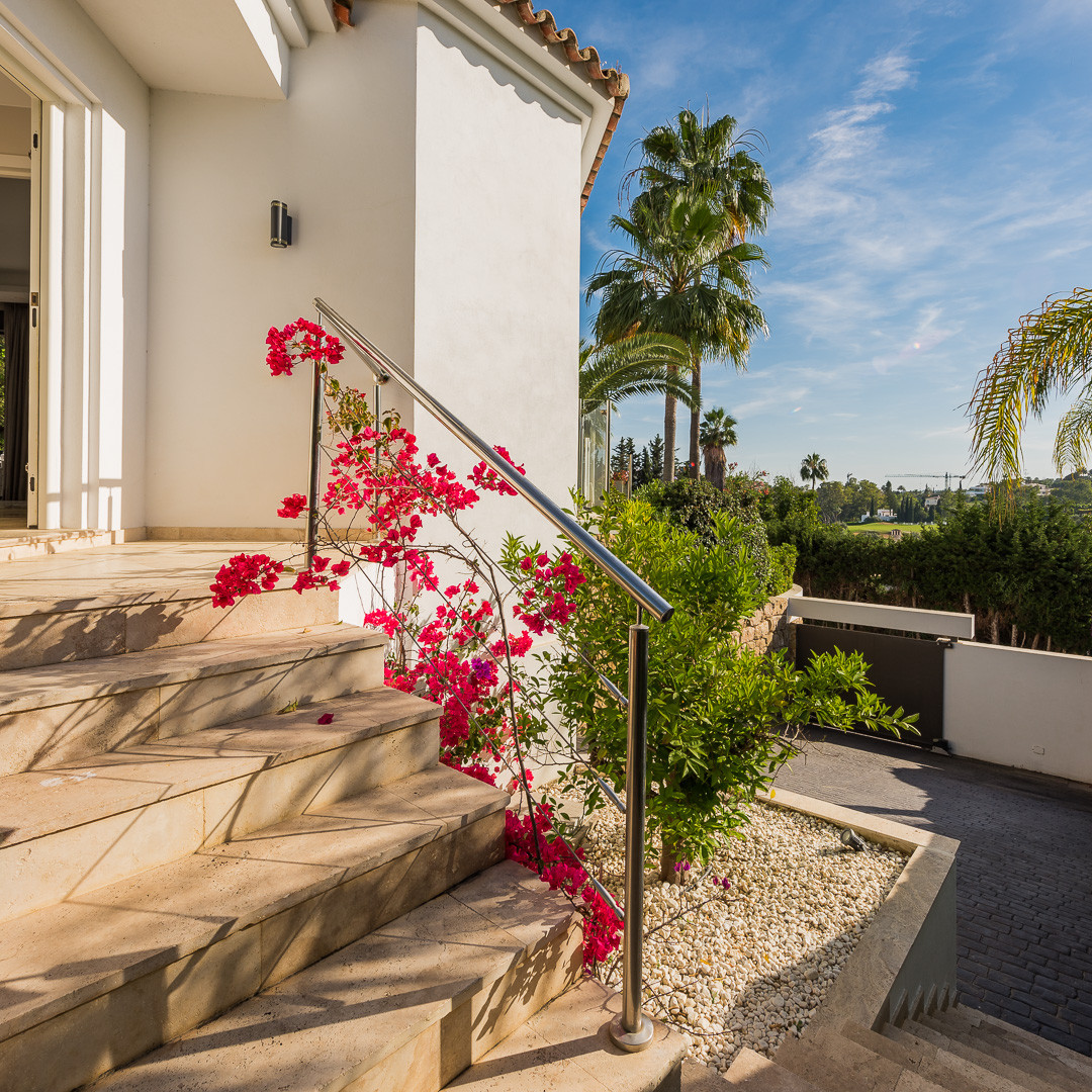 Fully renovated villa set on an elevated plot with golf views in Los Naranjos in Nueva Andalucia