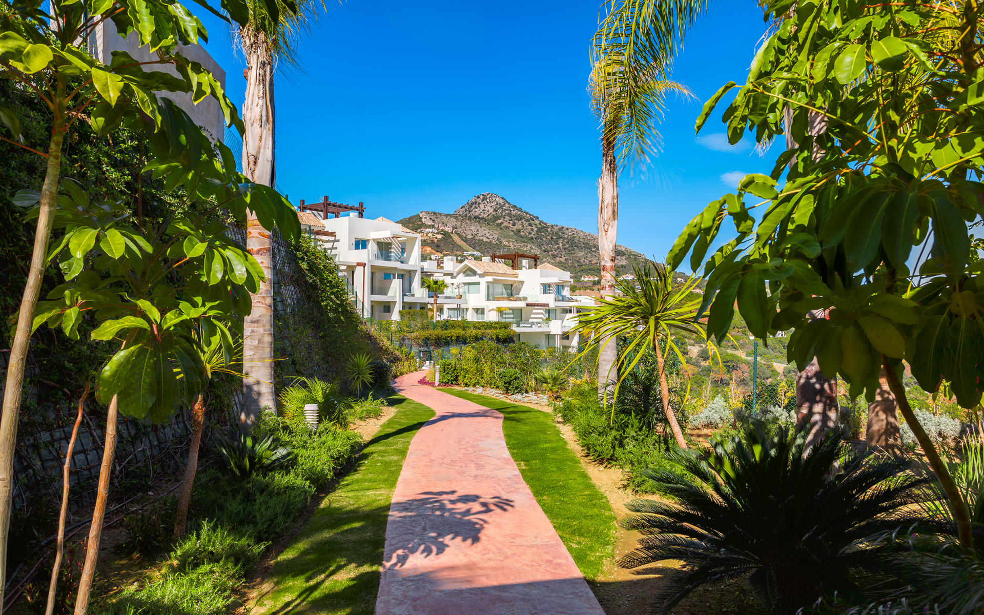 Stunning brand-new 4/5 bedroom penthouse in the hills in Benahavis