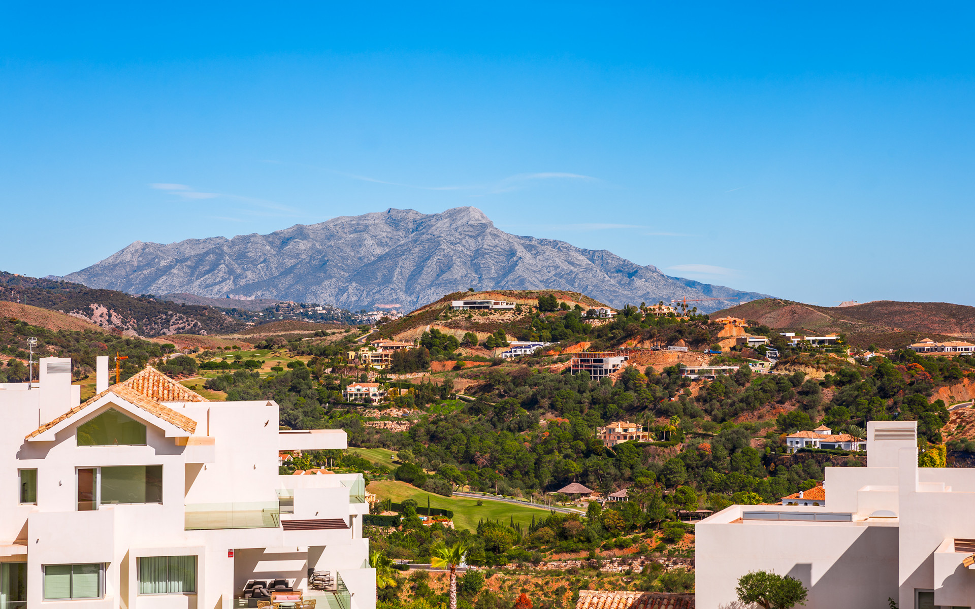 Stunning brand-new 4/5 bedroom penthouse in the hills in Benahavis