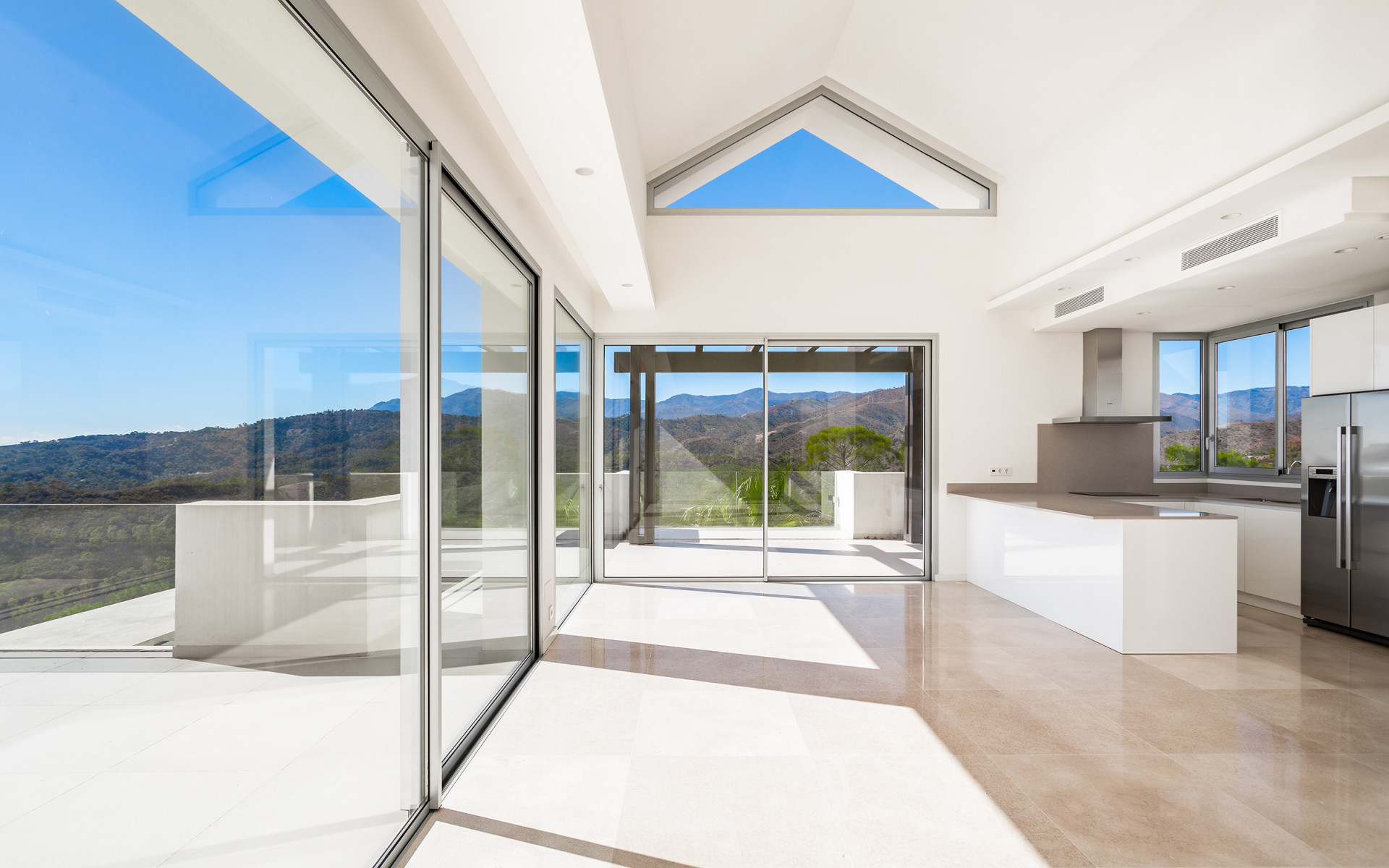 Stunning brand-new 4/5 bedroom penthouse in the hills in Benahavis