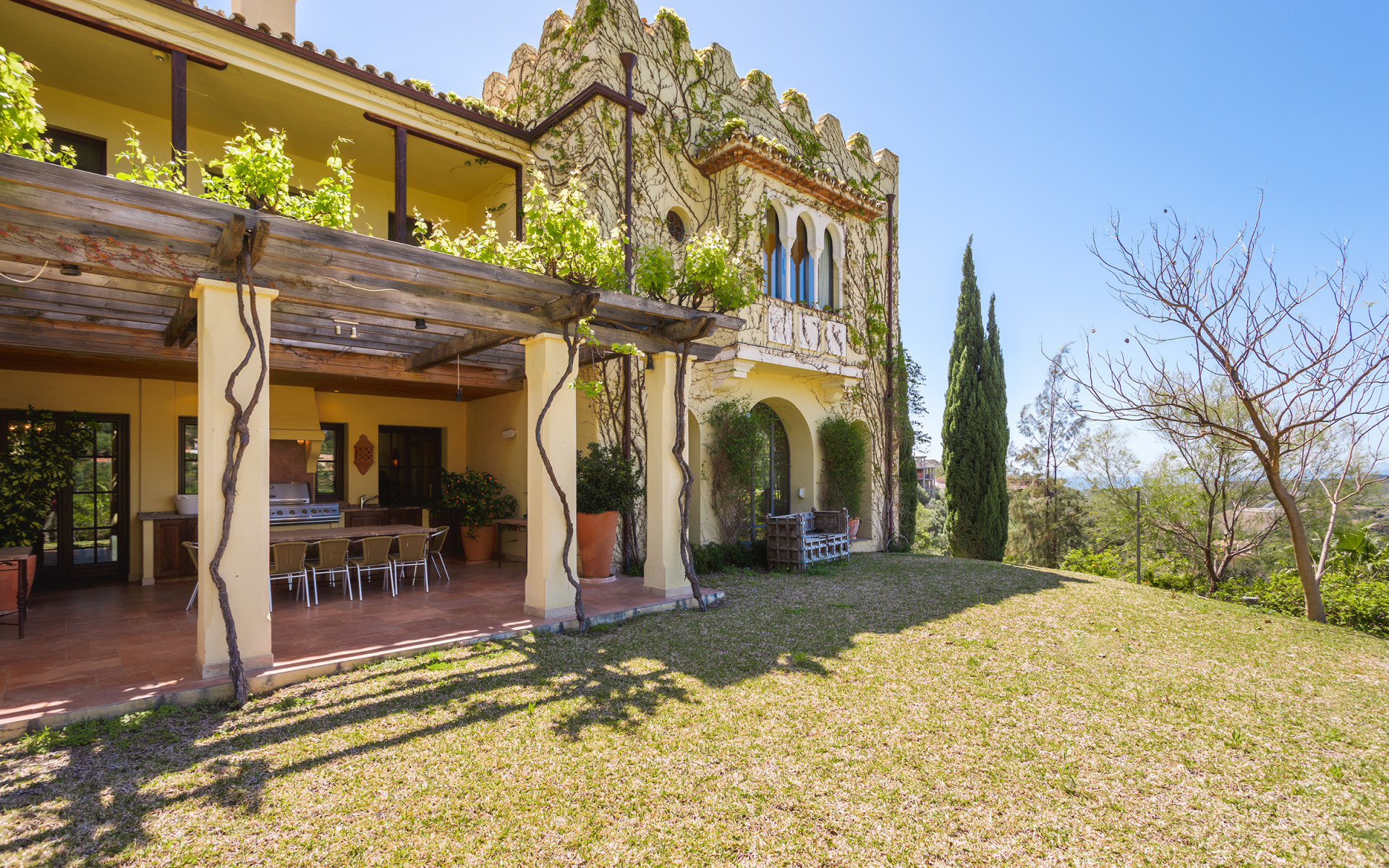 Frontline golf villa situated on an extensive plot in Marbella Club Golf Resort in Benahavis