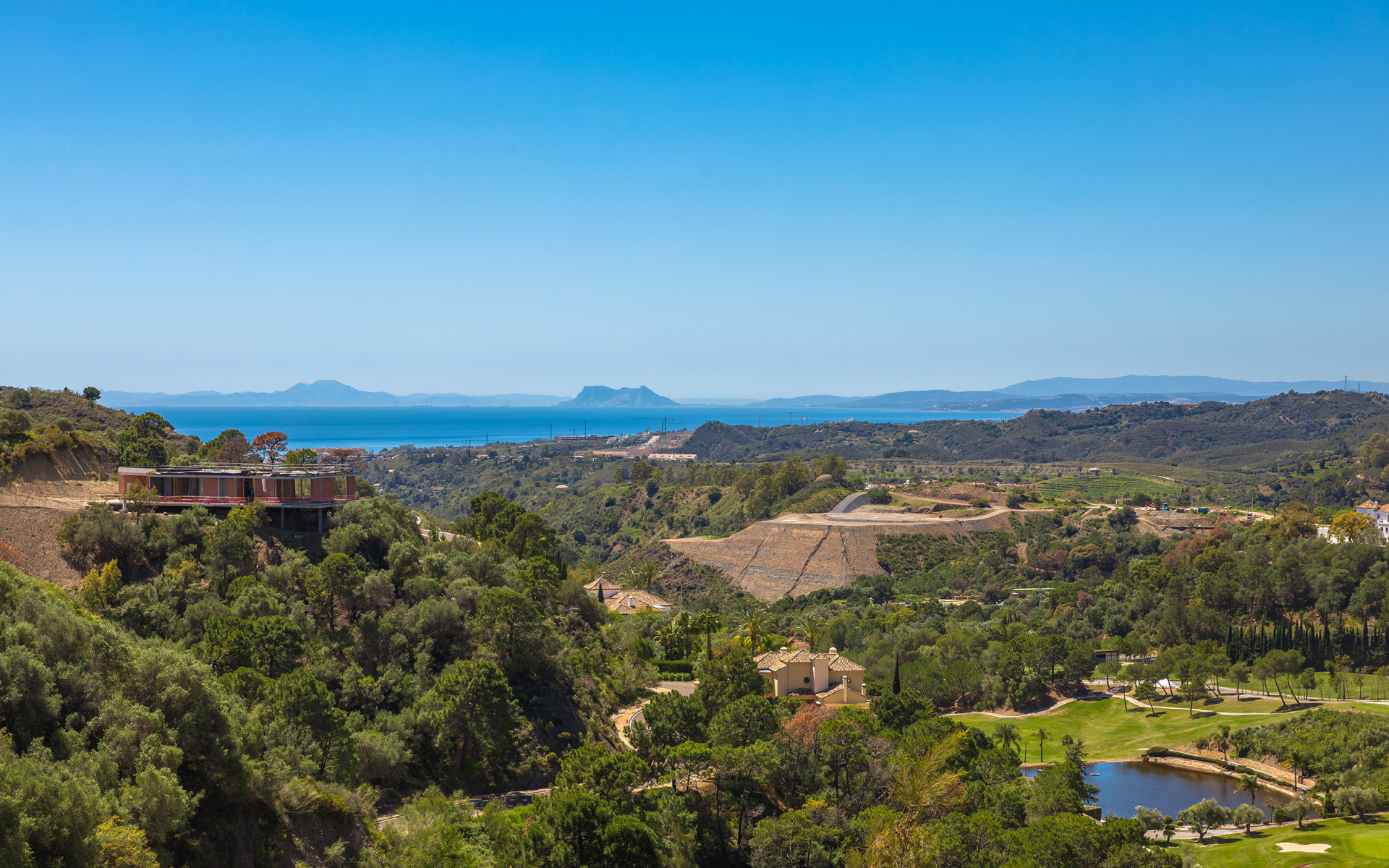 Frontline golf villa situated on an extensive plot in Marbella Club Golf Resort in Benahavis