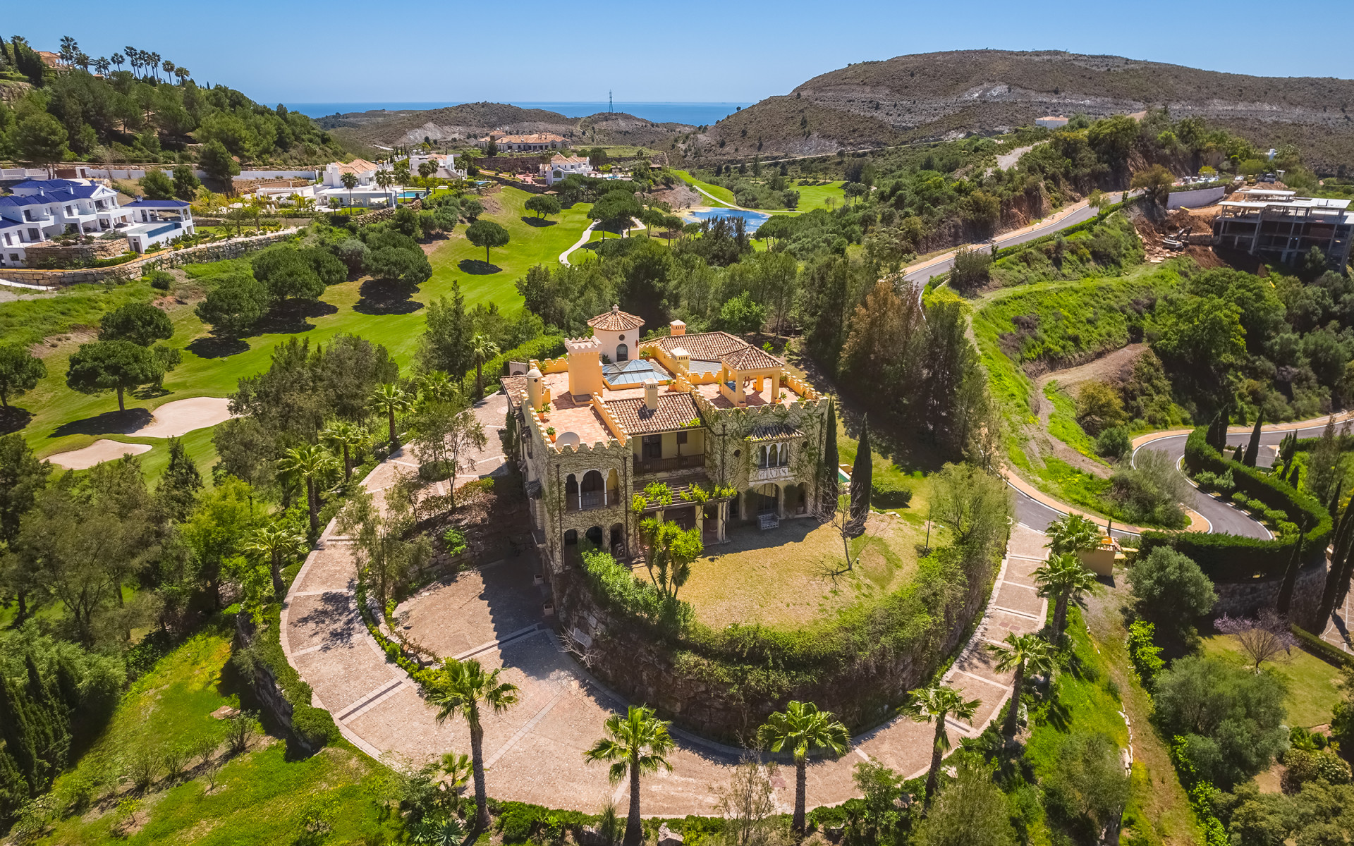 Frontline golf villa situated on an extensive plot in Marbella Club Golf Resort in Benahavis