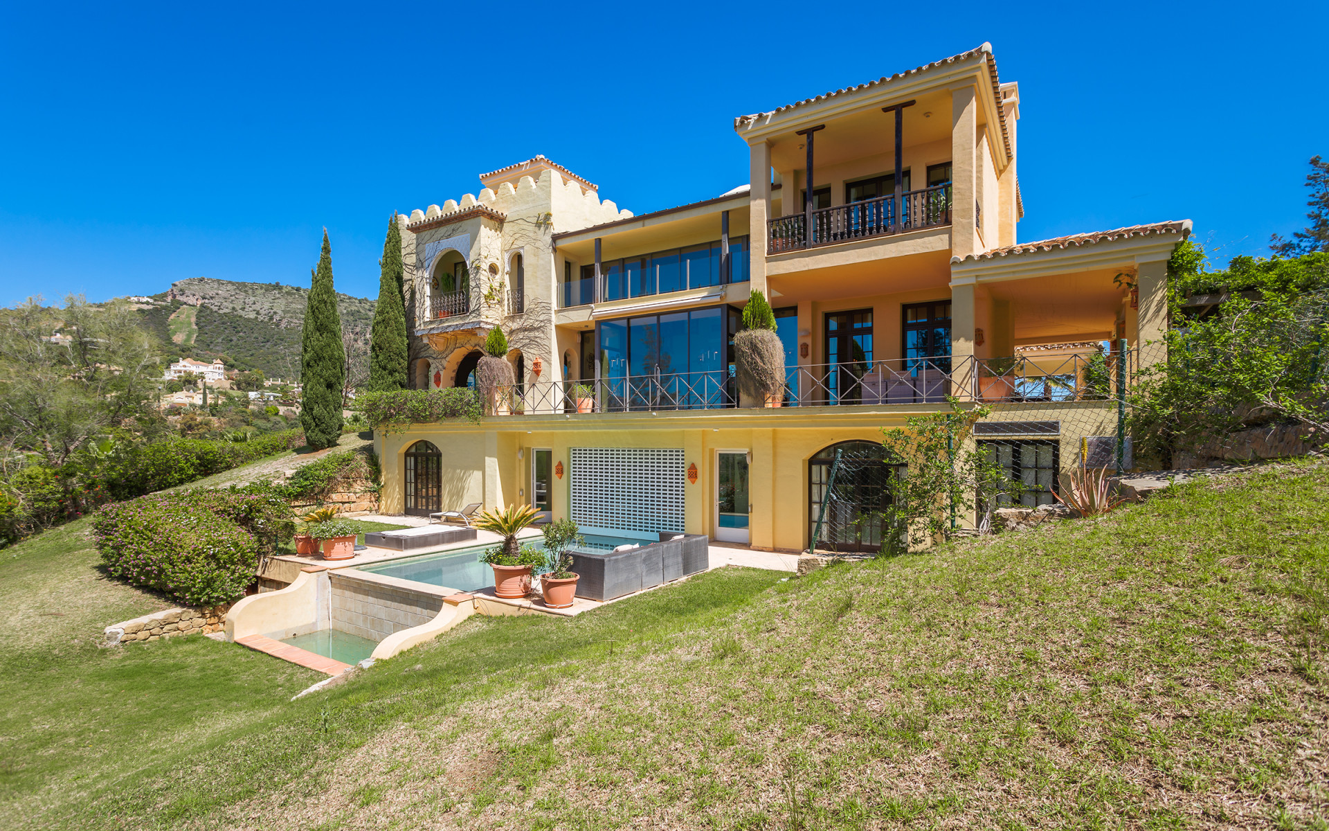 Frontline golf villa situated on an extensive plot in Marbella Club Golf Resort in Benahavis