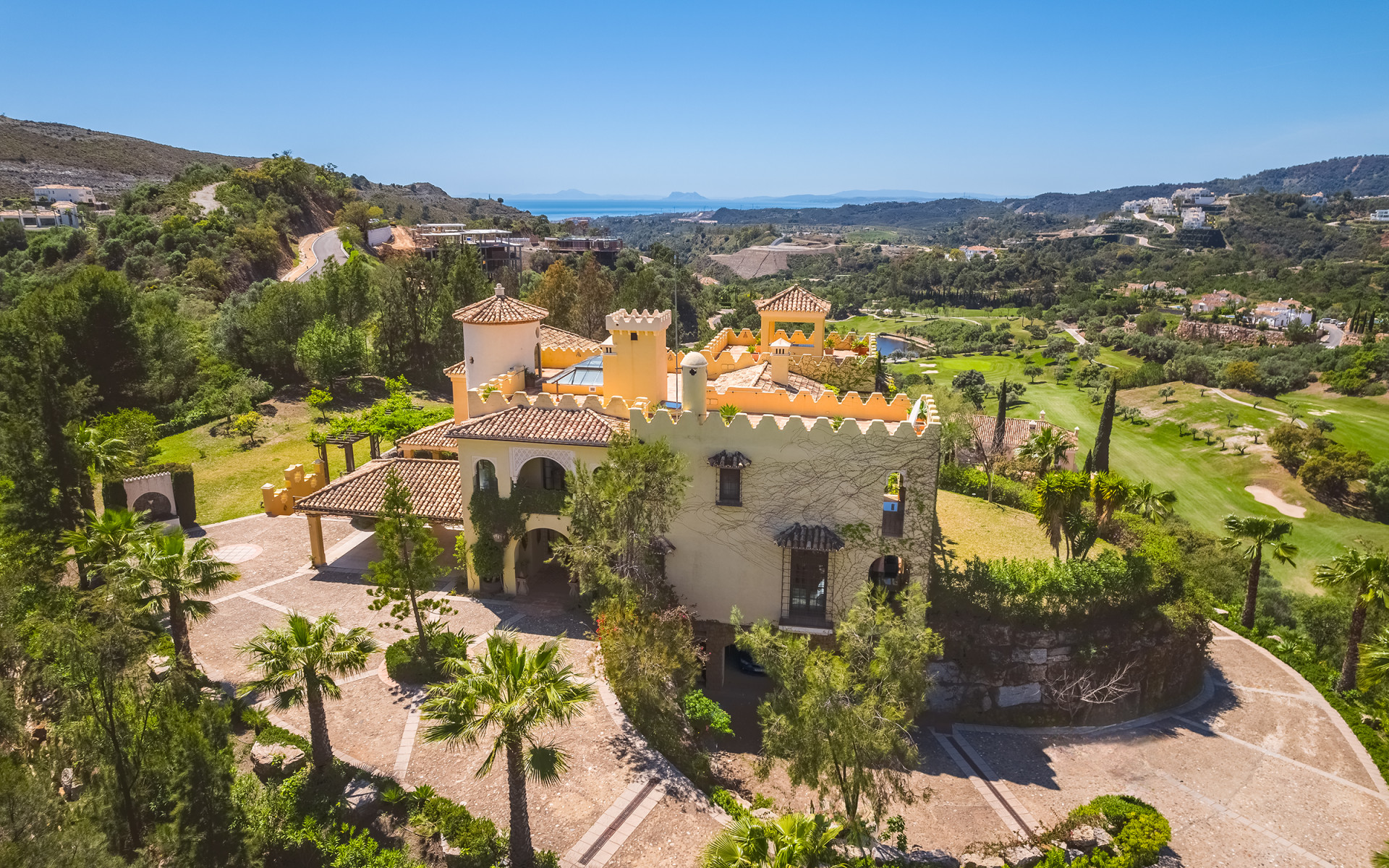 Frontline golf villa situated on an extensive plot in Marbella Club Golf Resort in Benahavis