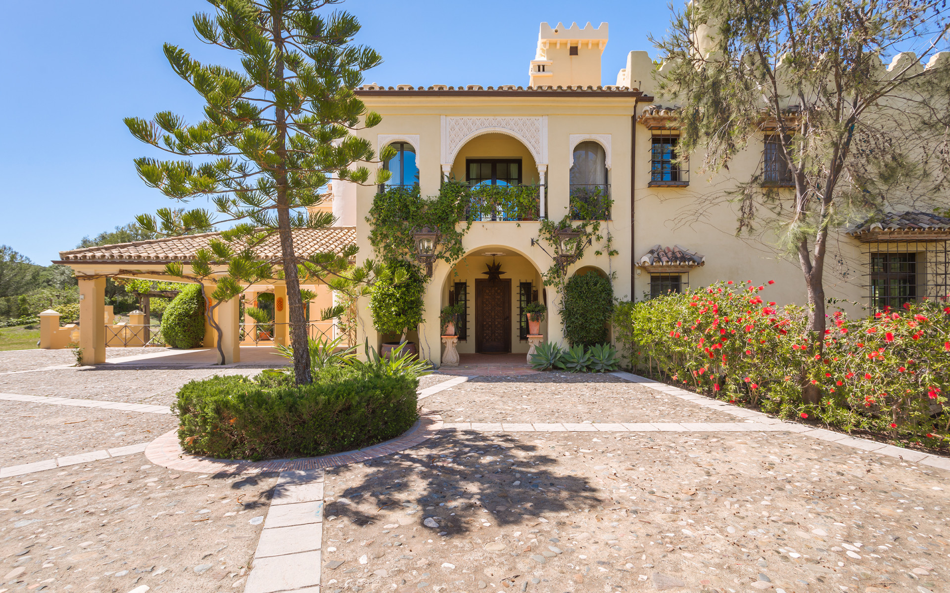 Frontline golf villa situated on an extensive plot in Marbella Club Golf Resort in Benahavis