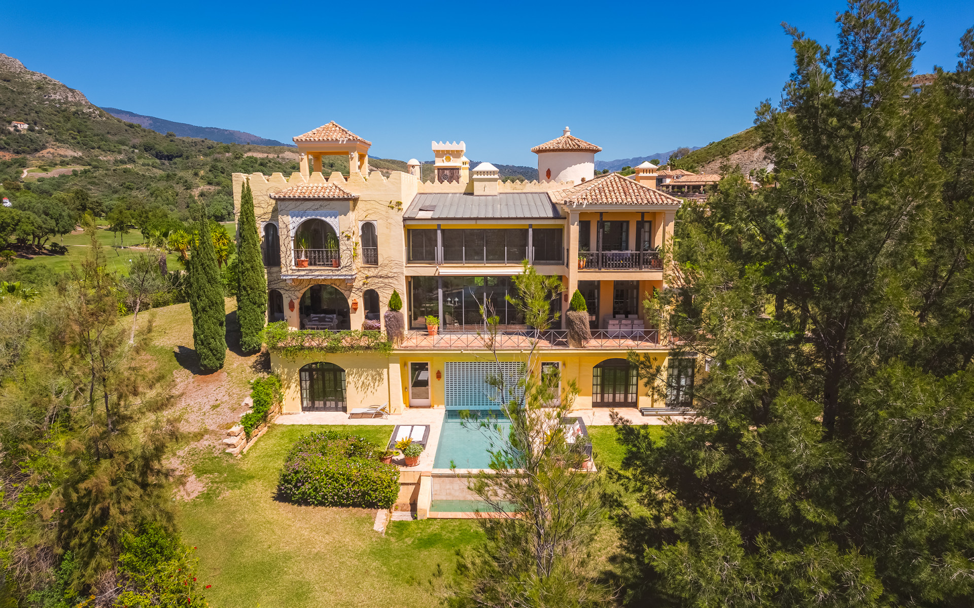 Frontline golf villa situated on an extensive plot in Marbella Club Golf Resort in Benahavis