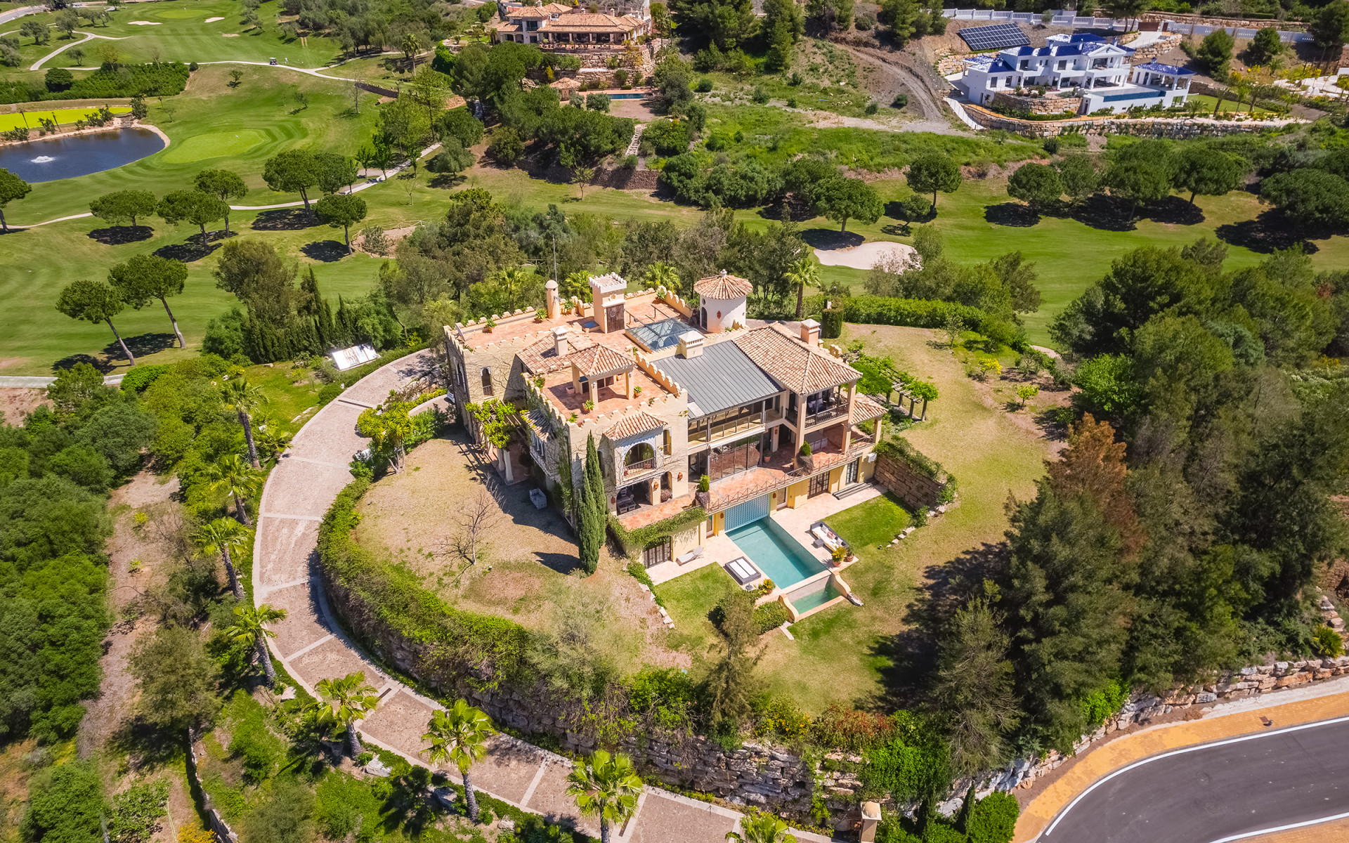 Frontline golf villa situated on an extensive plot in Marbella Club Golf Resort in Benahavis