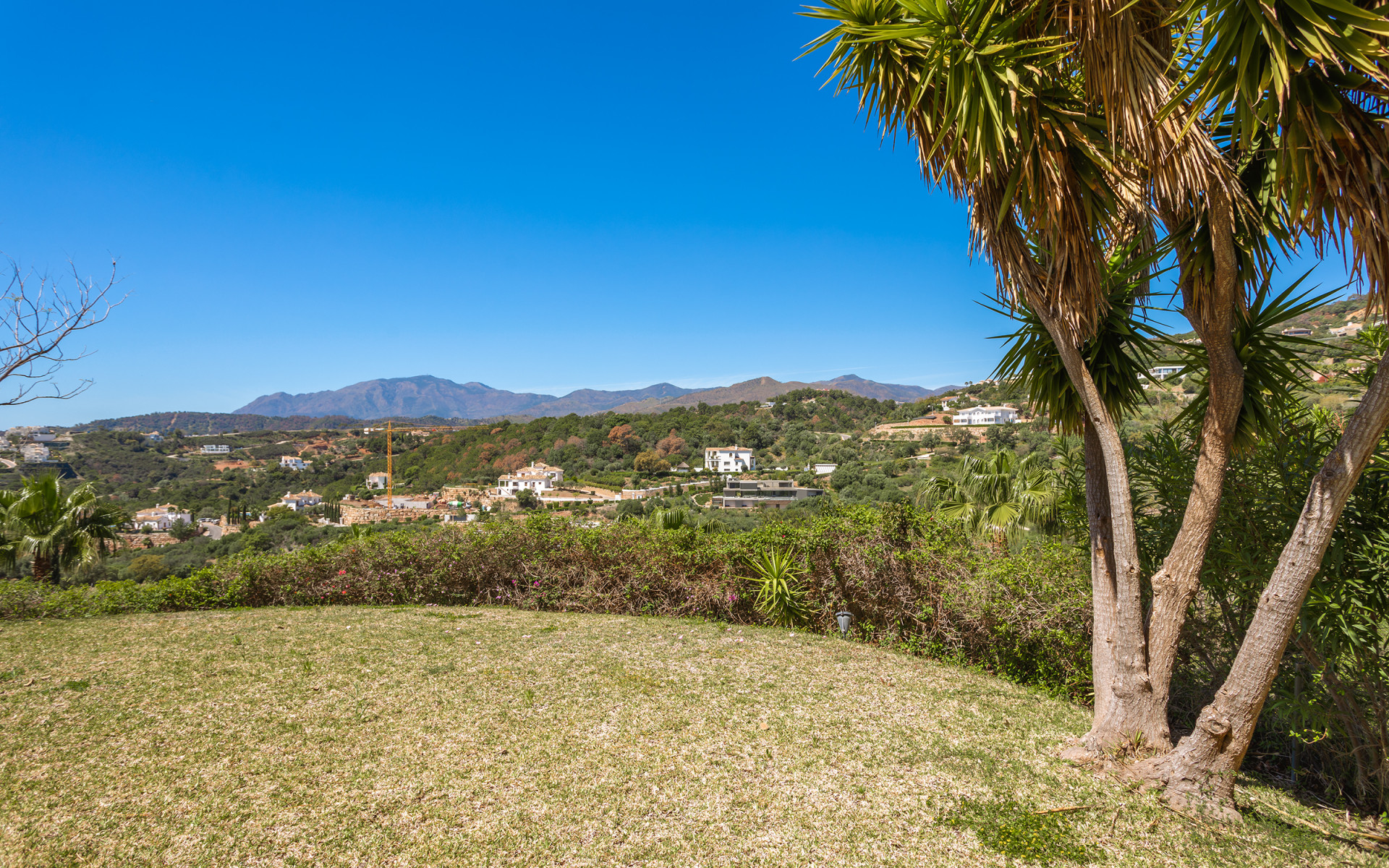 Frontline golf villa situated on an extensive plot in Marbella Club Golf Resort in Benahavis