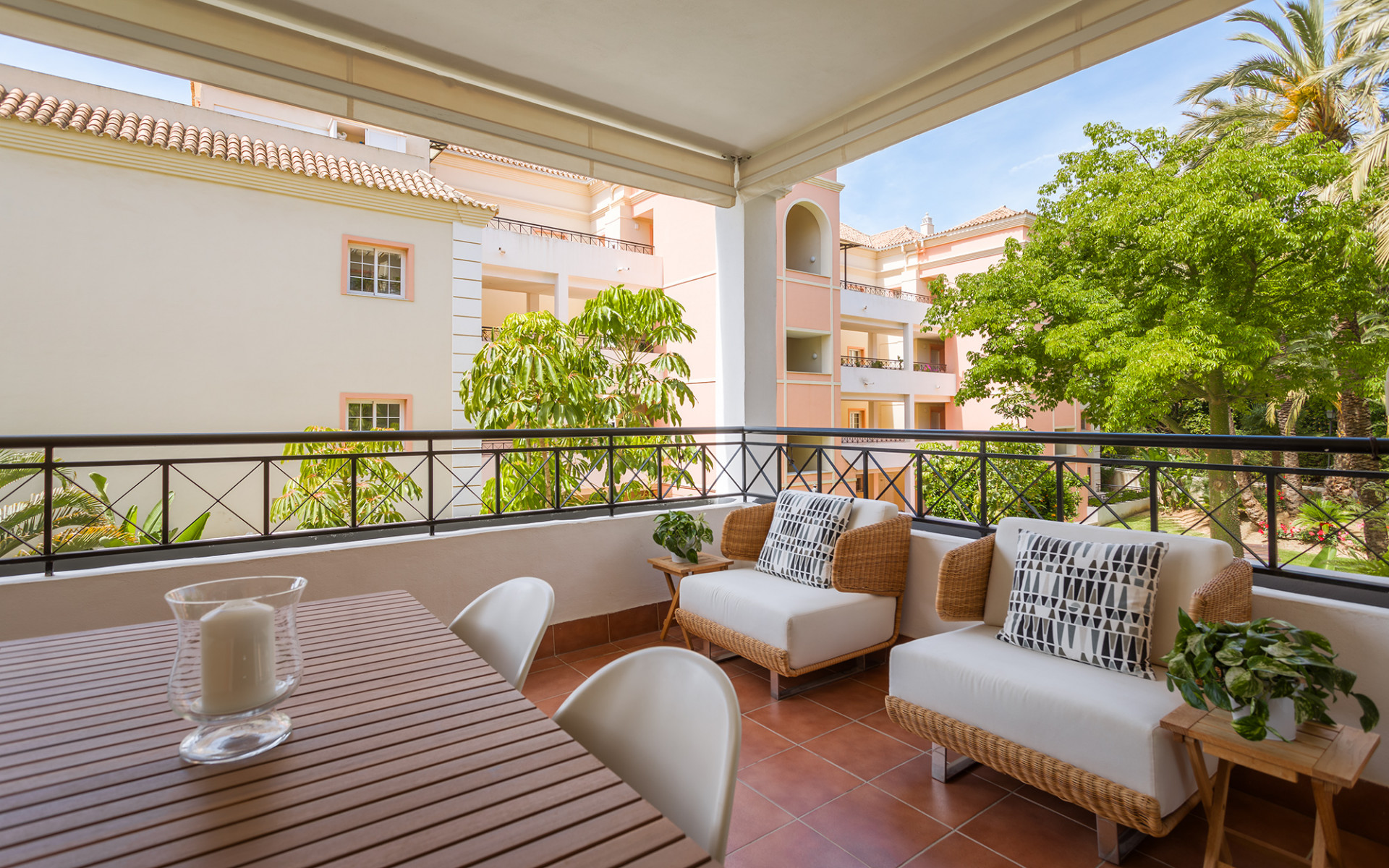 Spacious first-floor apartment in a front line golf complex in the Golf Valley in Nueva Andalucia