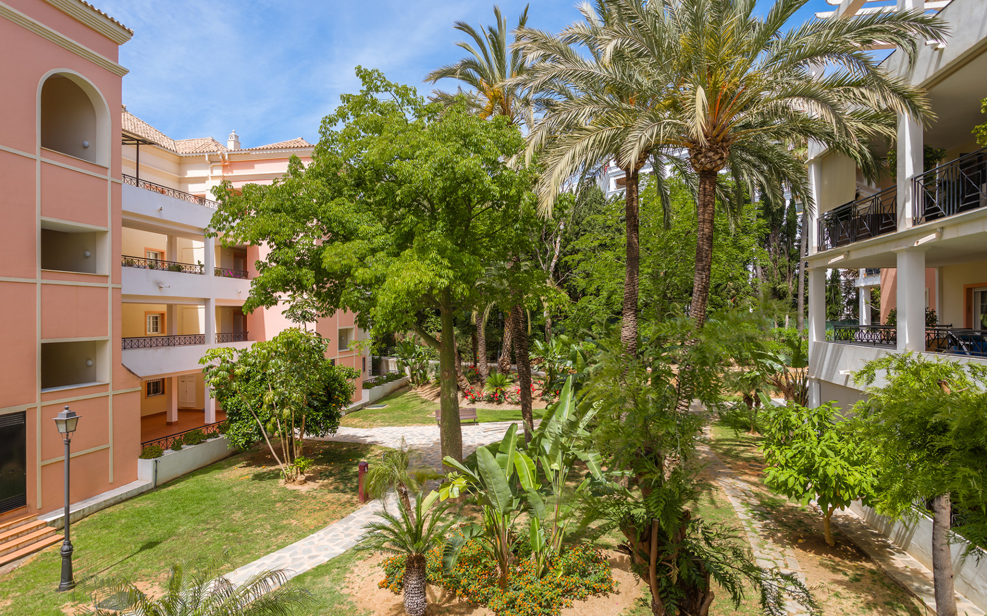 Spacious first-floor apartment in a front line golf complex in the Golf Valley in Nueva Andalucia