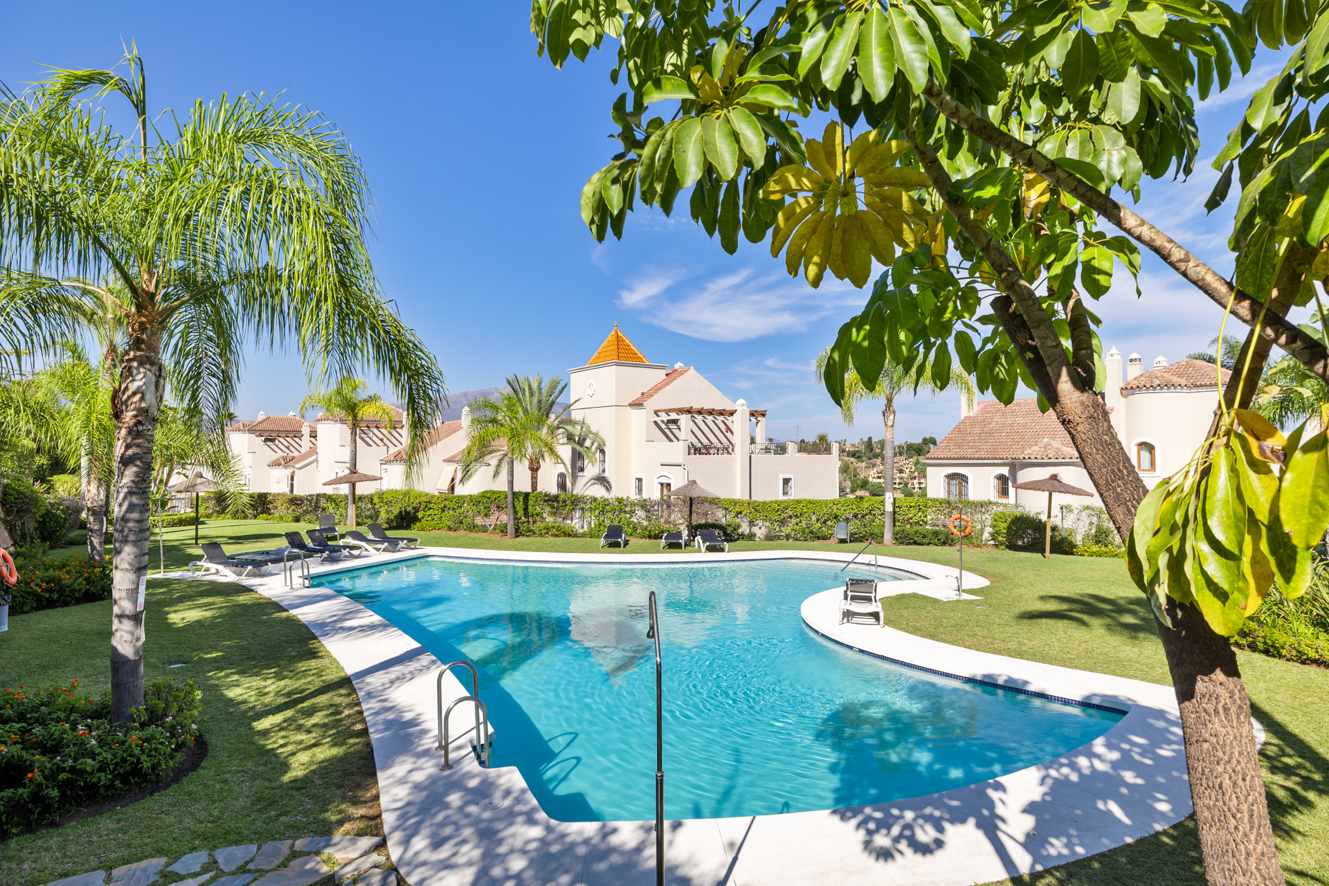 Maison de ville familiale de 4 chambres avec vue sur la côte à Paraiso Hills à Estepona